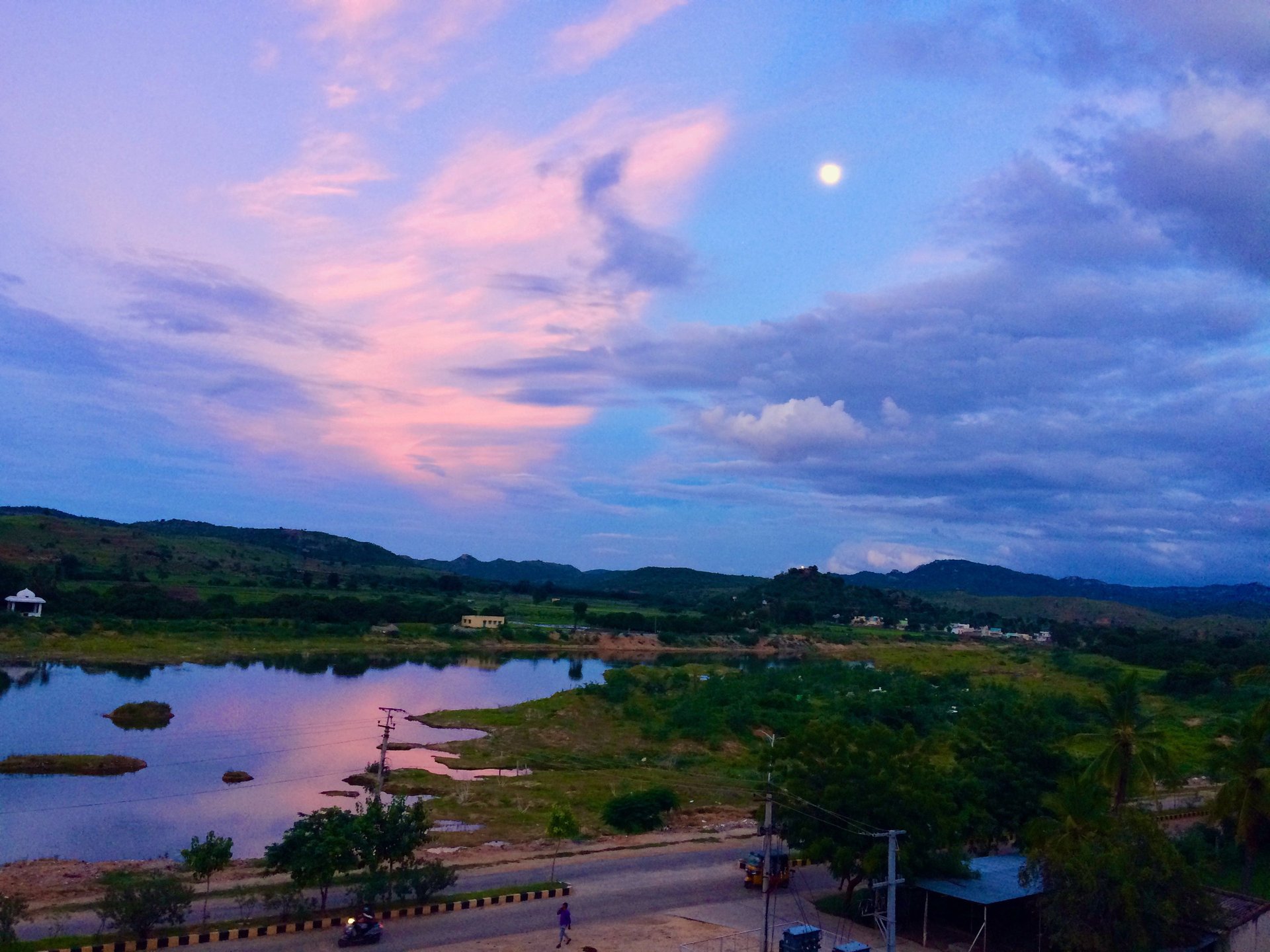 Por do sol e lua sobre o rio Chitravati, Puttaparthi, A.P. Índia