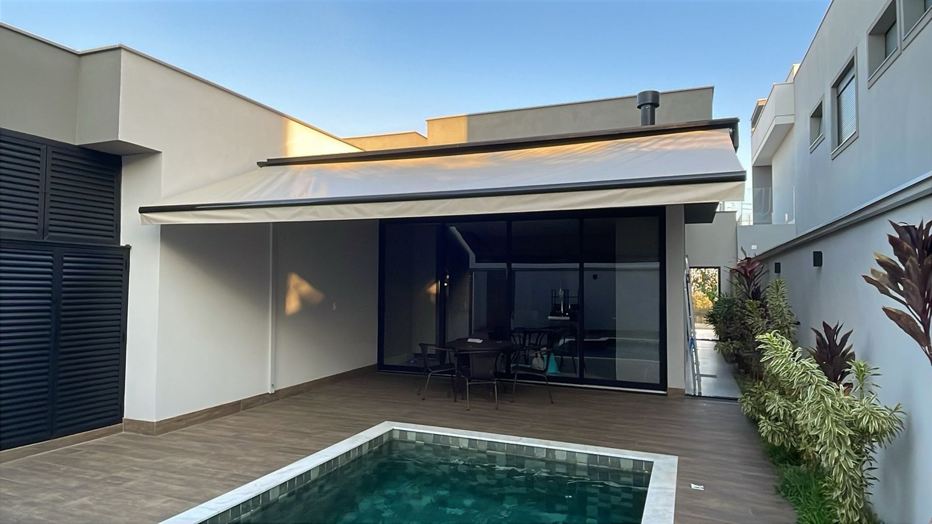 gray computer monitor