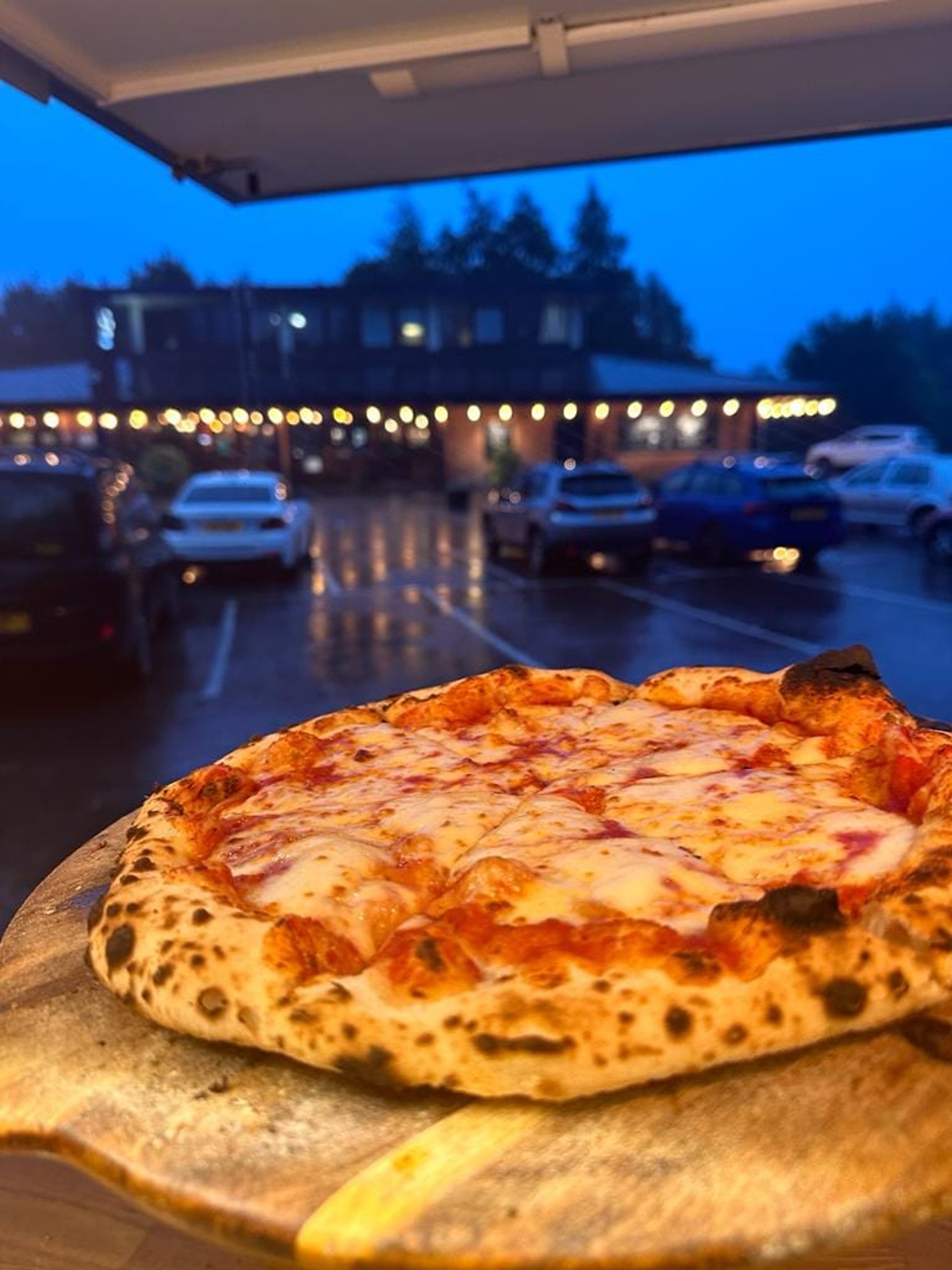 Cambridgeshire-Hire-Rent-FoodVan-Catering-WoodFired-Pizza-NearMe-Order-Corporate-event-party-birthday-weddingparty-festival1