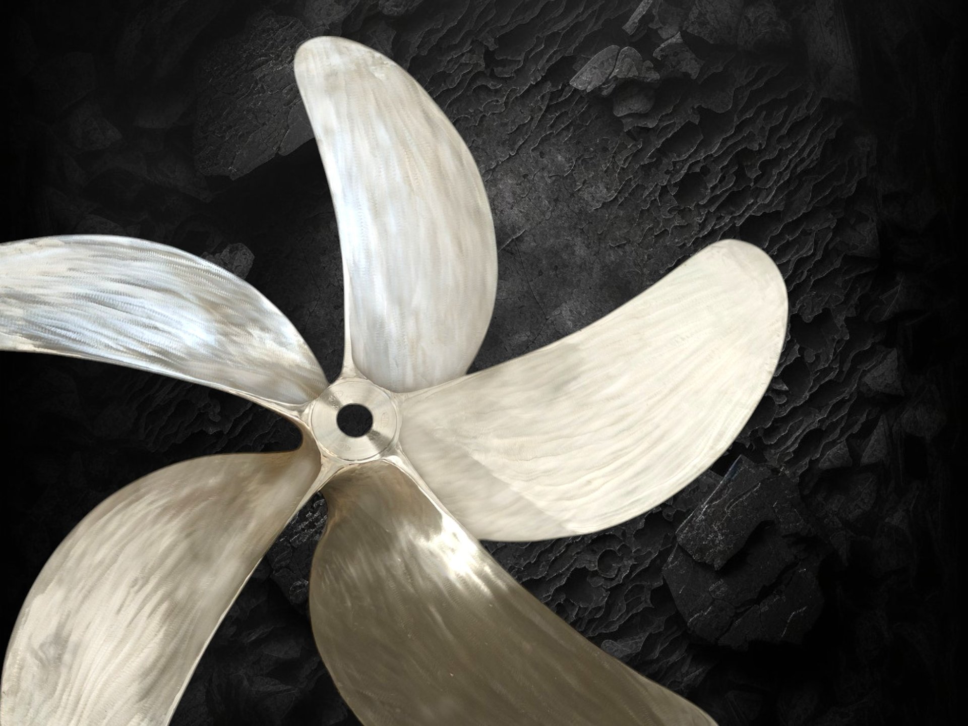 close-up photography of 5-blade fan