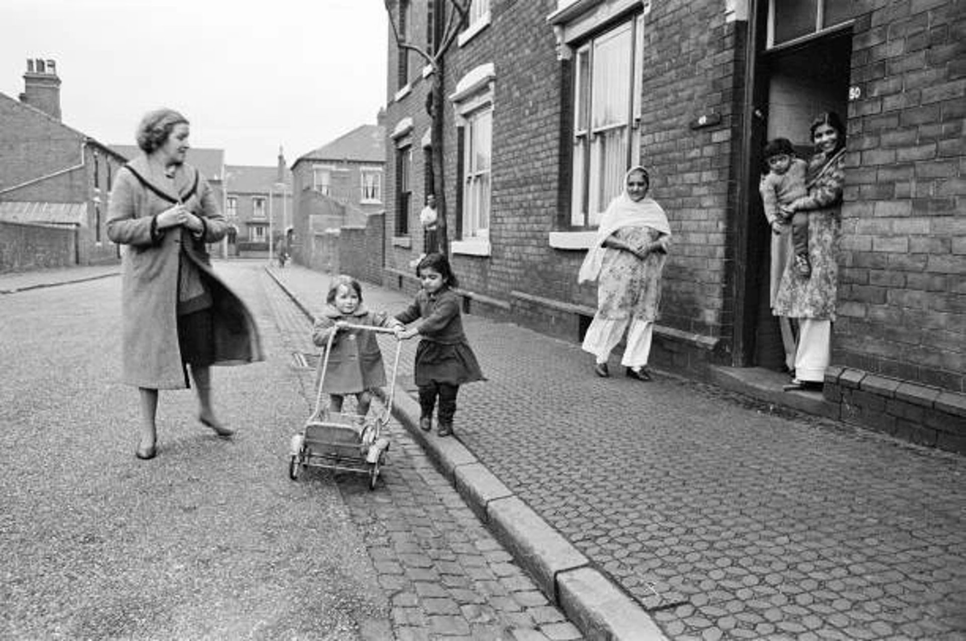 black and white bed linen