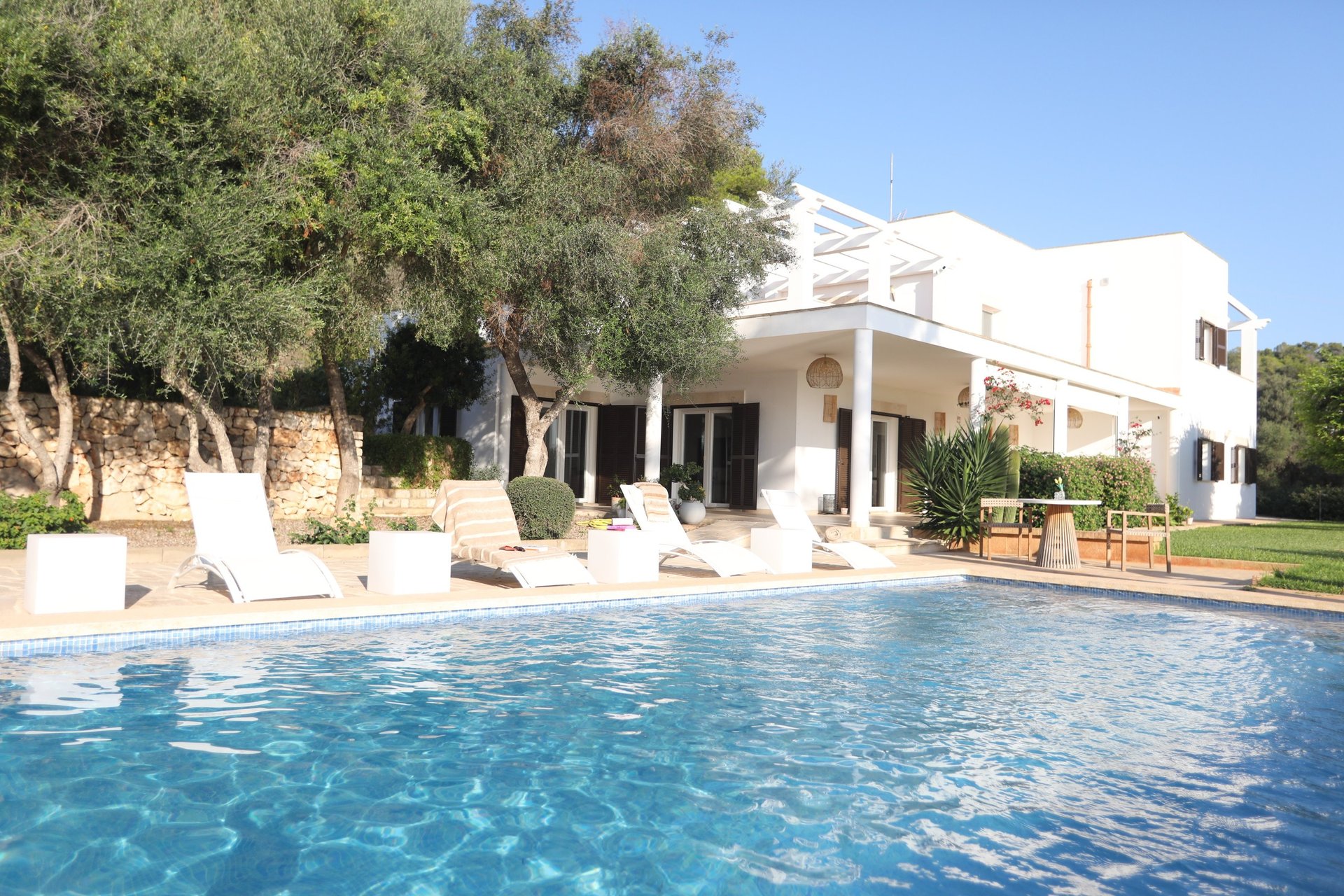 black and white bed linen