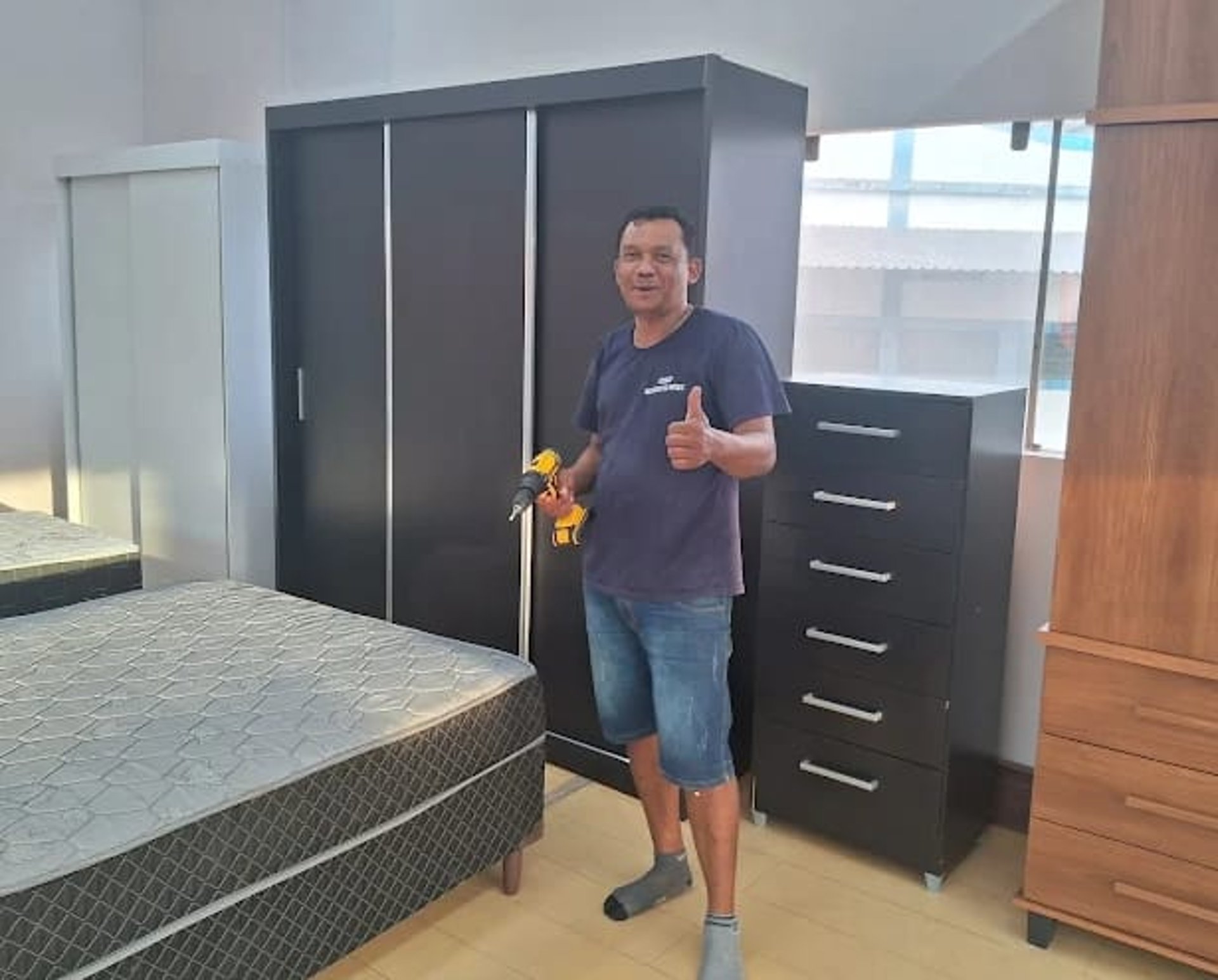 gray computer monitor