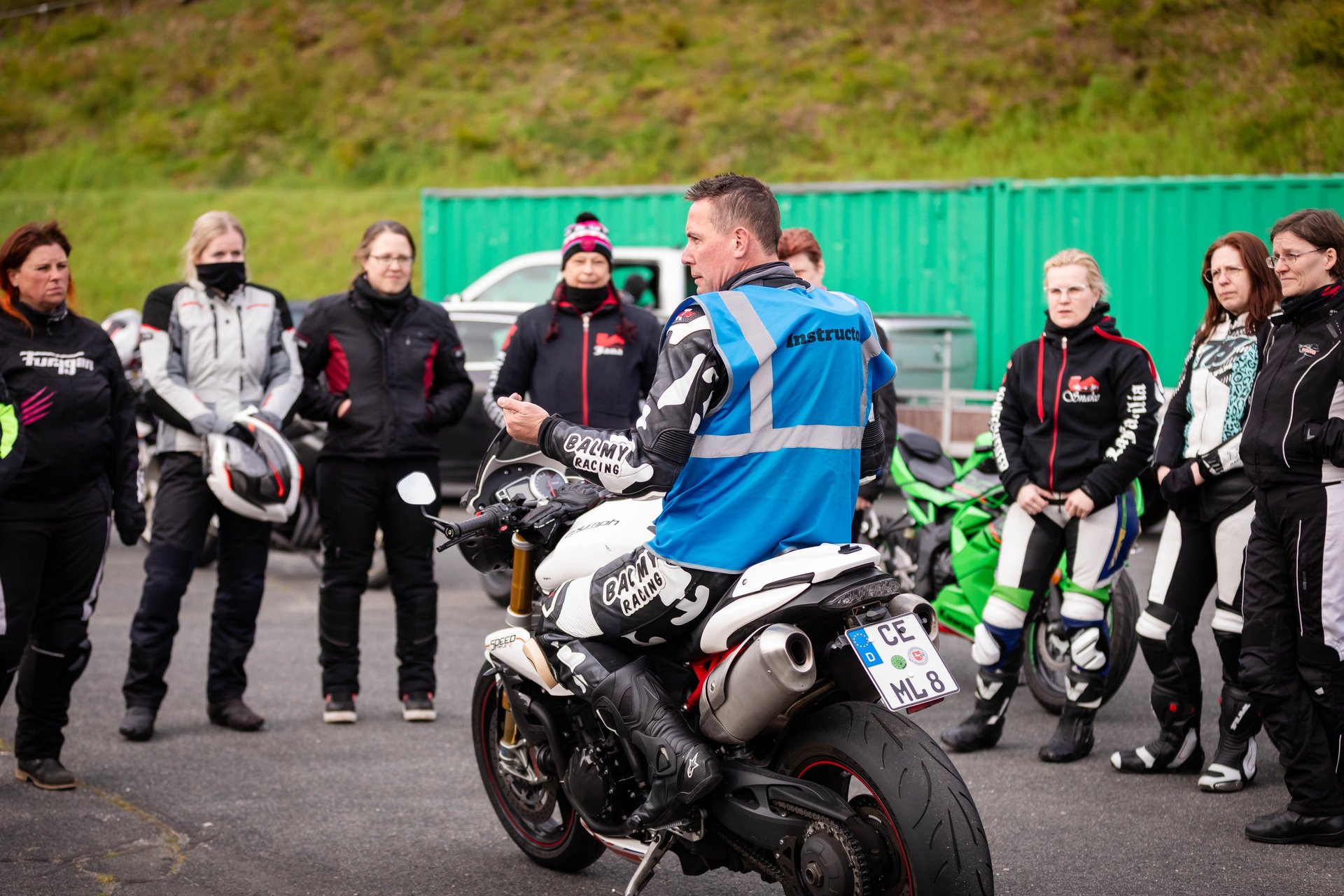 gray computer monitor