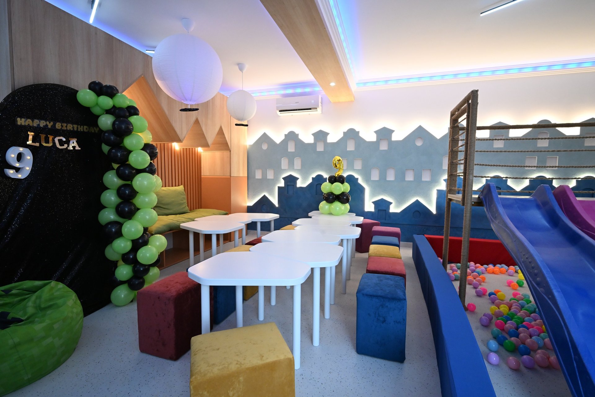 gray computer monitor