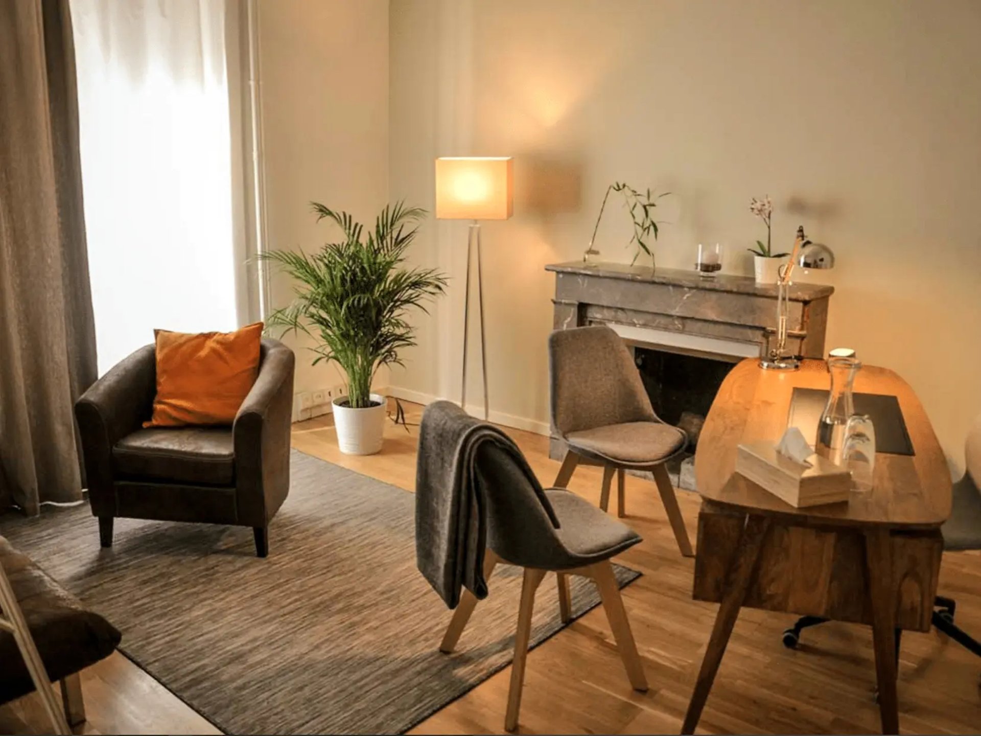 Cabinet d'hypnose thérapeutique au Centre Aliotis Genève – Espace de consultation de Danila Scelzo, Hypnonaute.