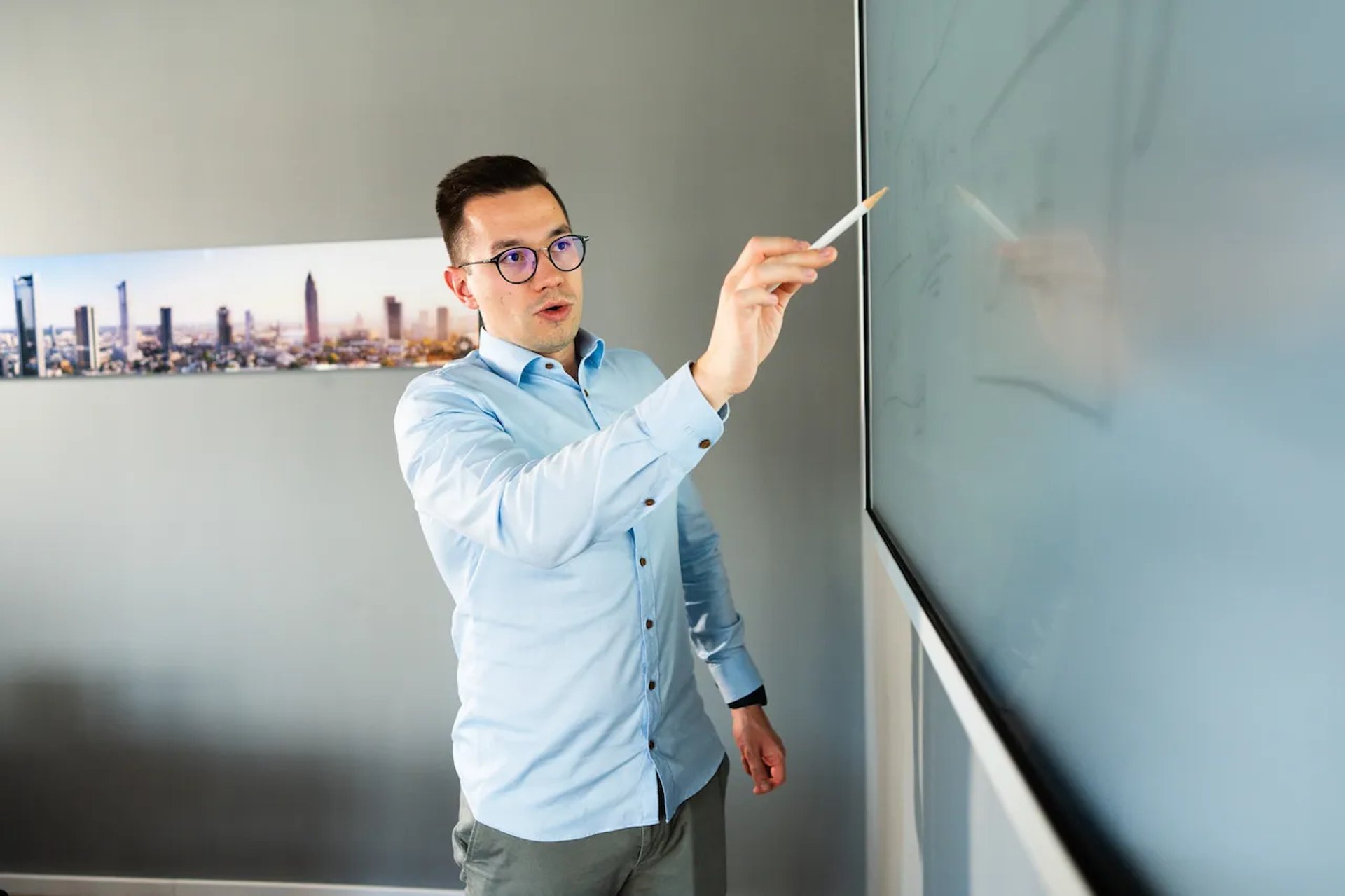 Steuerberater Maximilian Pötter erklärt Steuerstrategien am Whiteboard in der Kanzlei Frankfurt