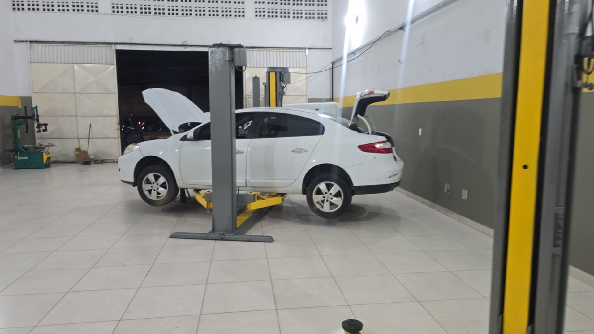 gray computer monitor