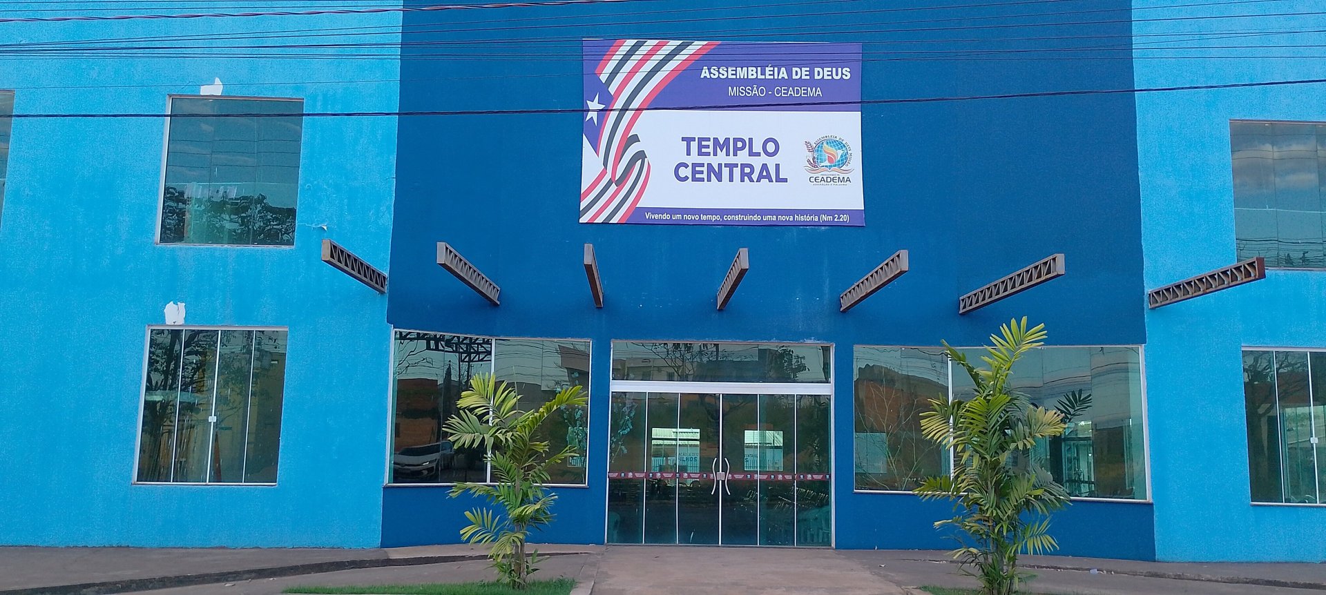 an abstract photo of a curved building with a blue sky in the background