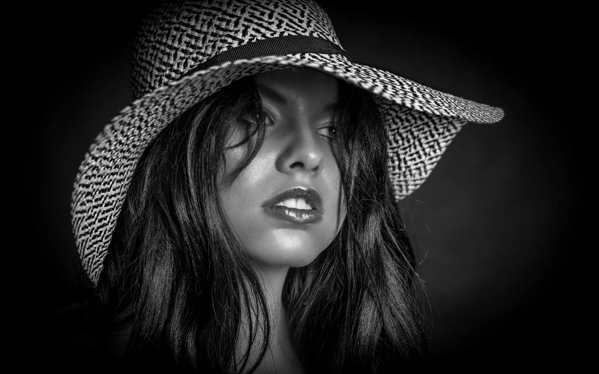 Schwarzweiß-Portrait einer Frau mit Hut, editorialer Fine-Art-Stil, fotografiert von Lens & Look