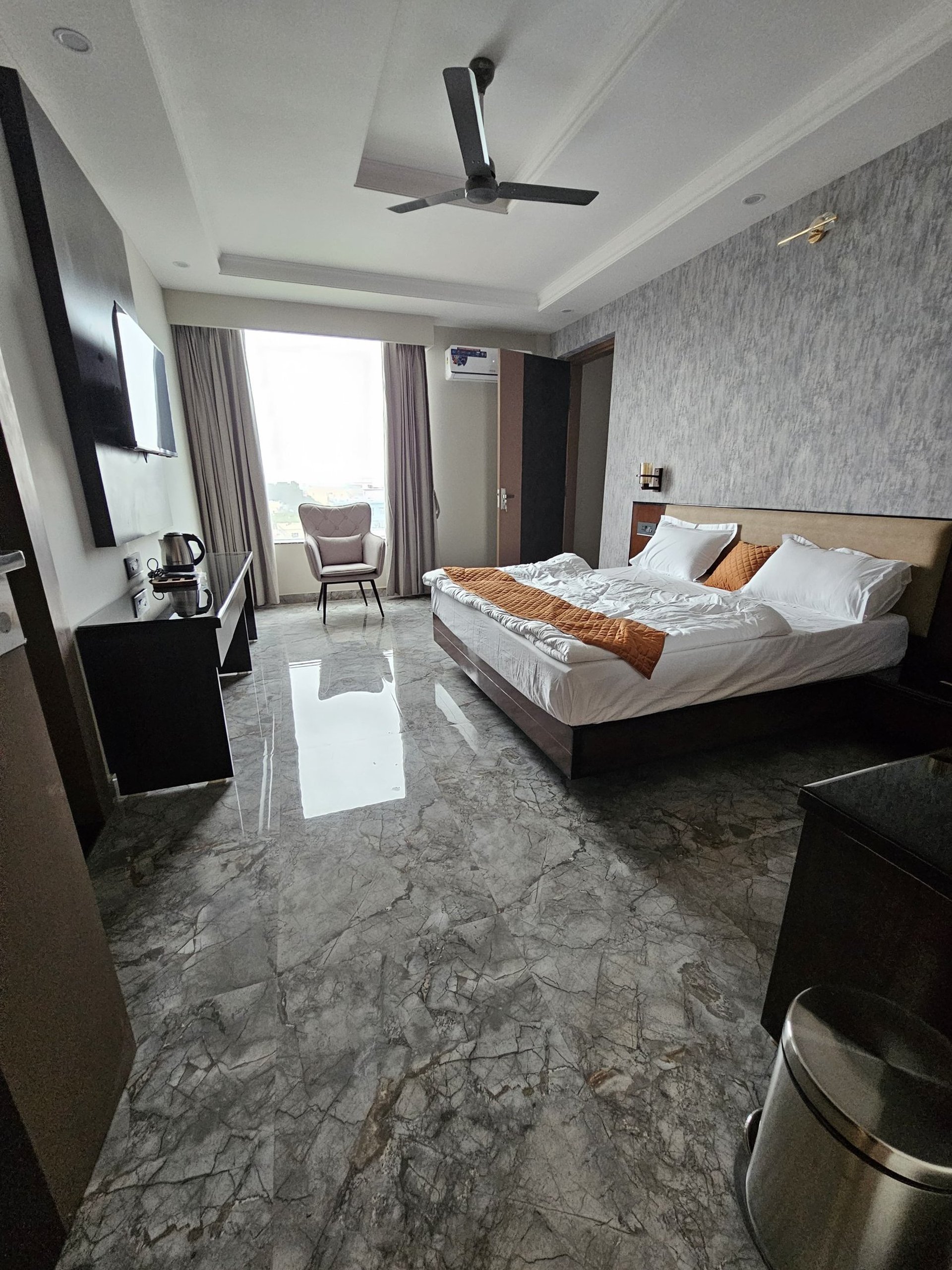 black and white bed linen