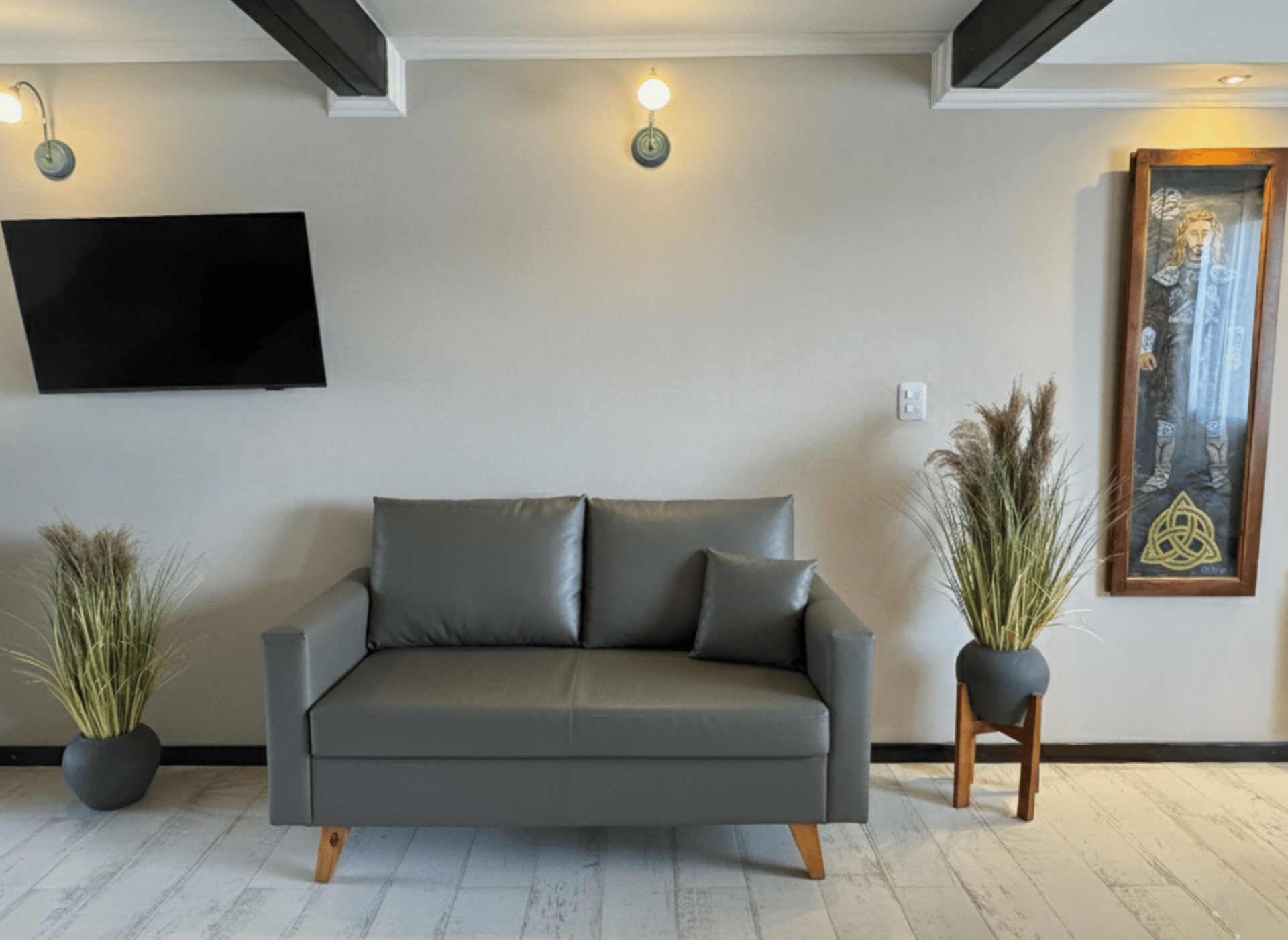 gray computer monitor