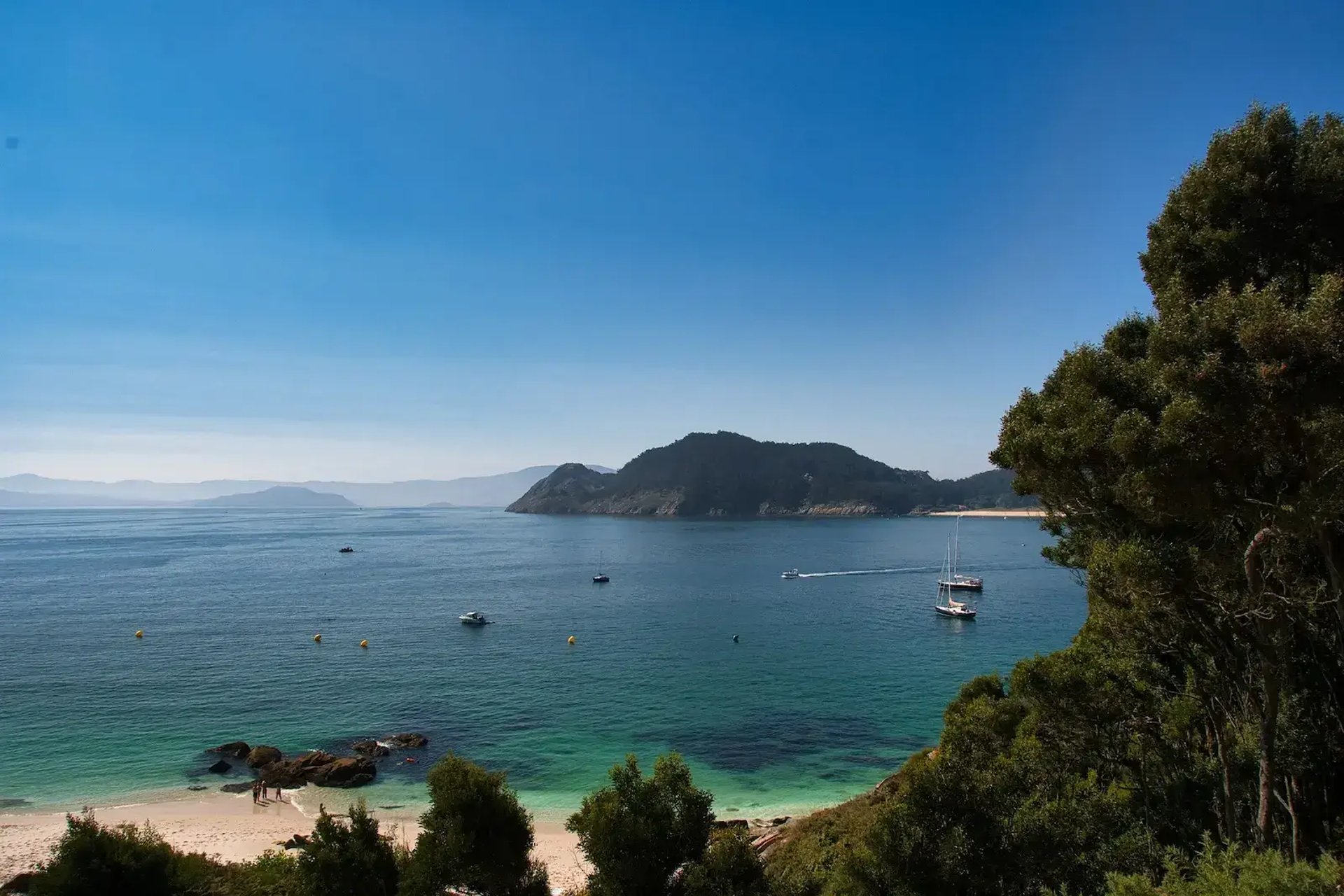 Voiliers au mouillage aux Iles Cies en Galice en Espagne (1)
