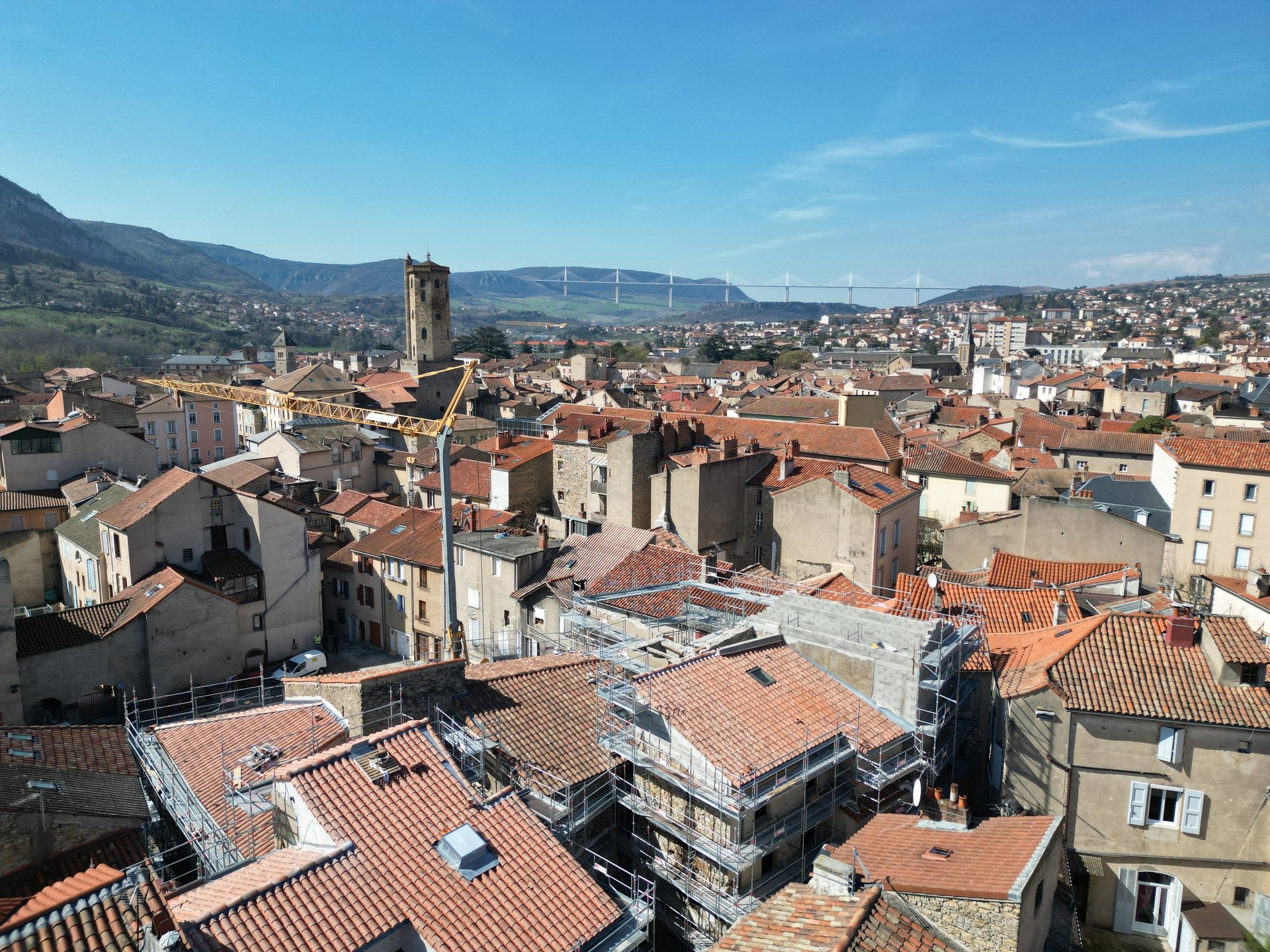 gray computer monitor