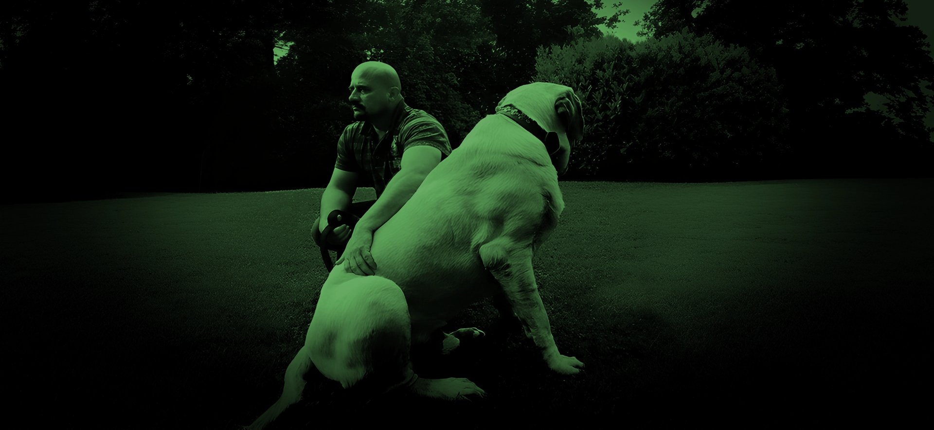 Roberto Martin 'Cheech' Vecchiatto mit Hund Zeus, symbolisch für den Blog Dogsmaniac.