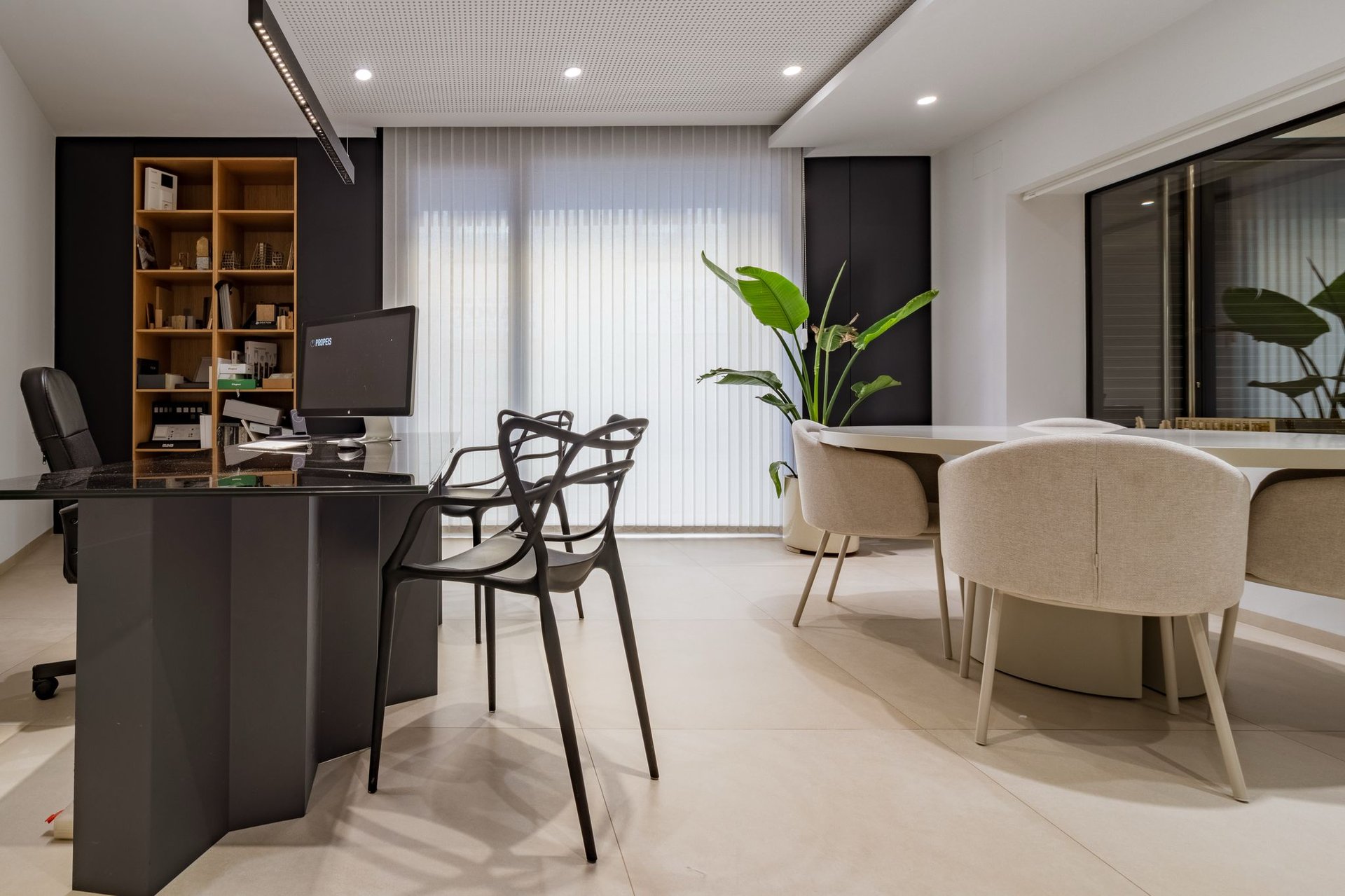 gray computer monitor