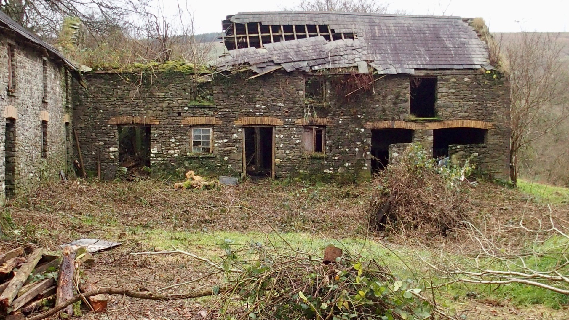 The ruined barn before construction started, the roof is collapsing.