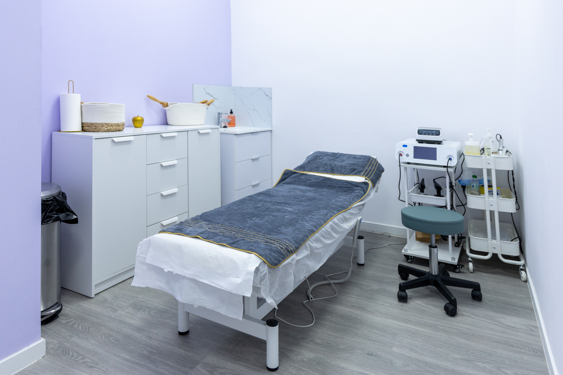 black and white bed linen