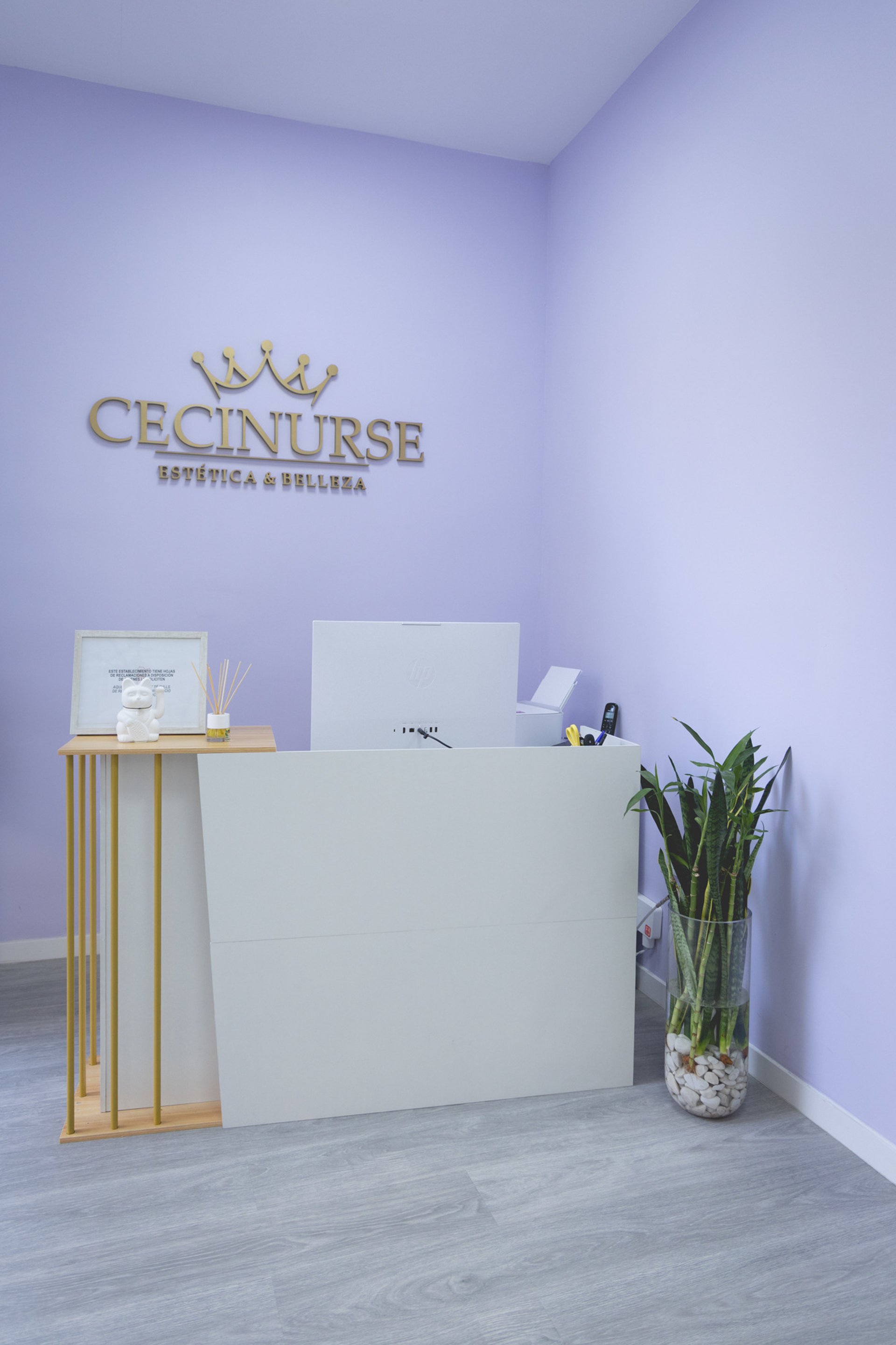 gray computer monitor