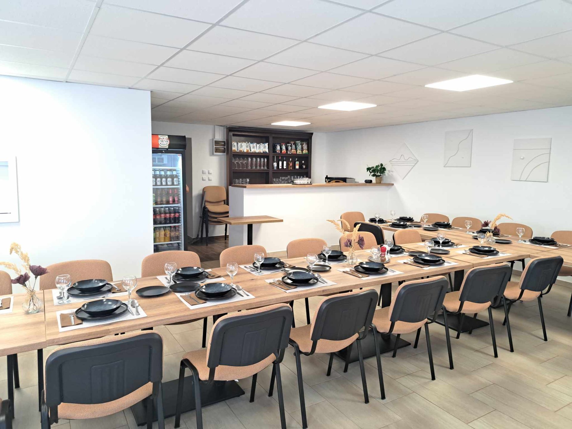 gray computer monitor