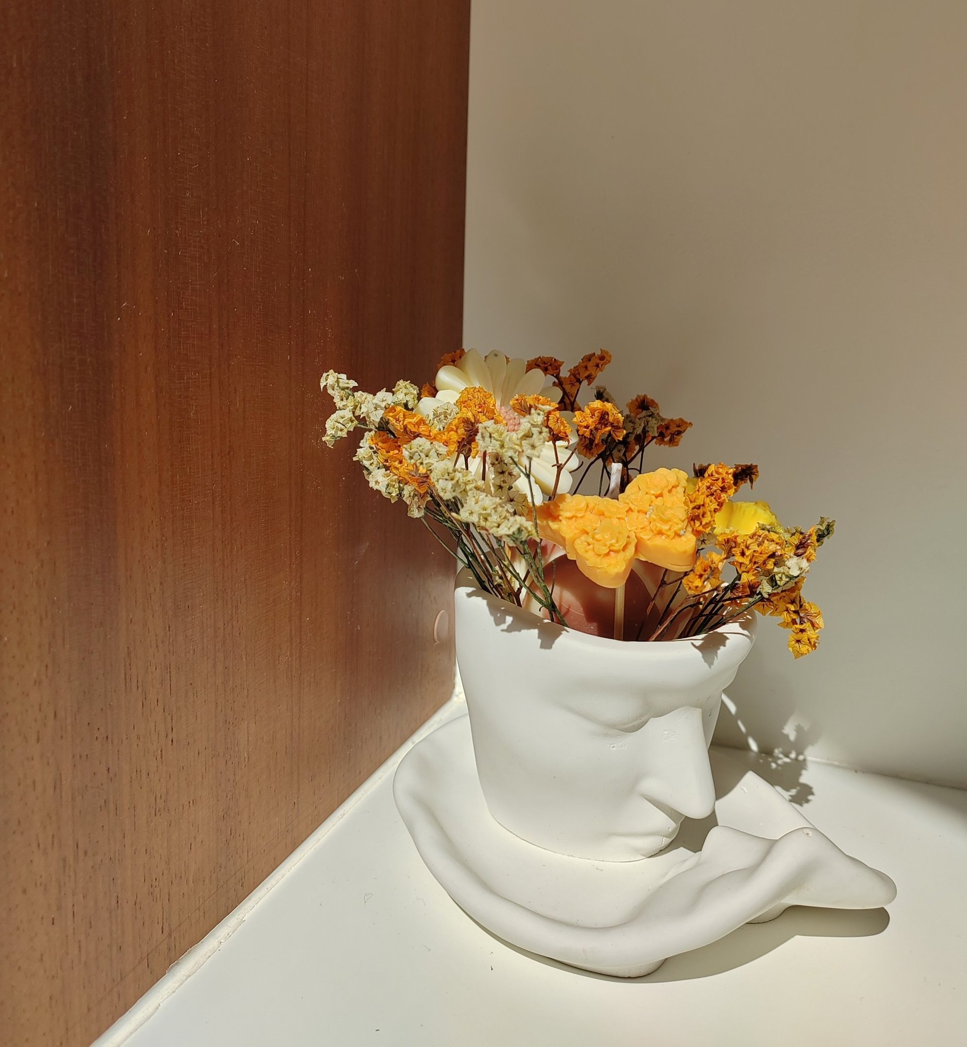 gray computer monitor