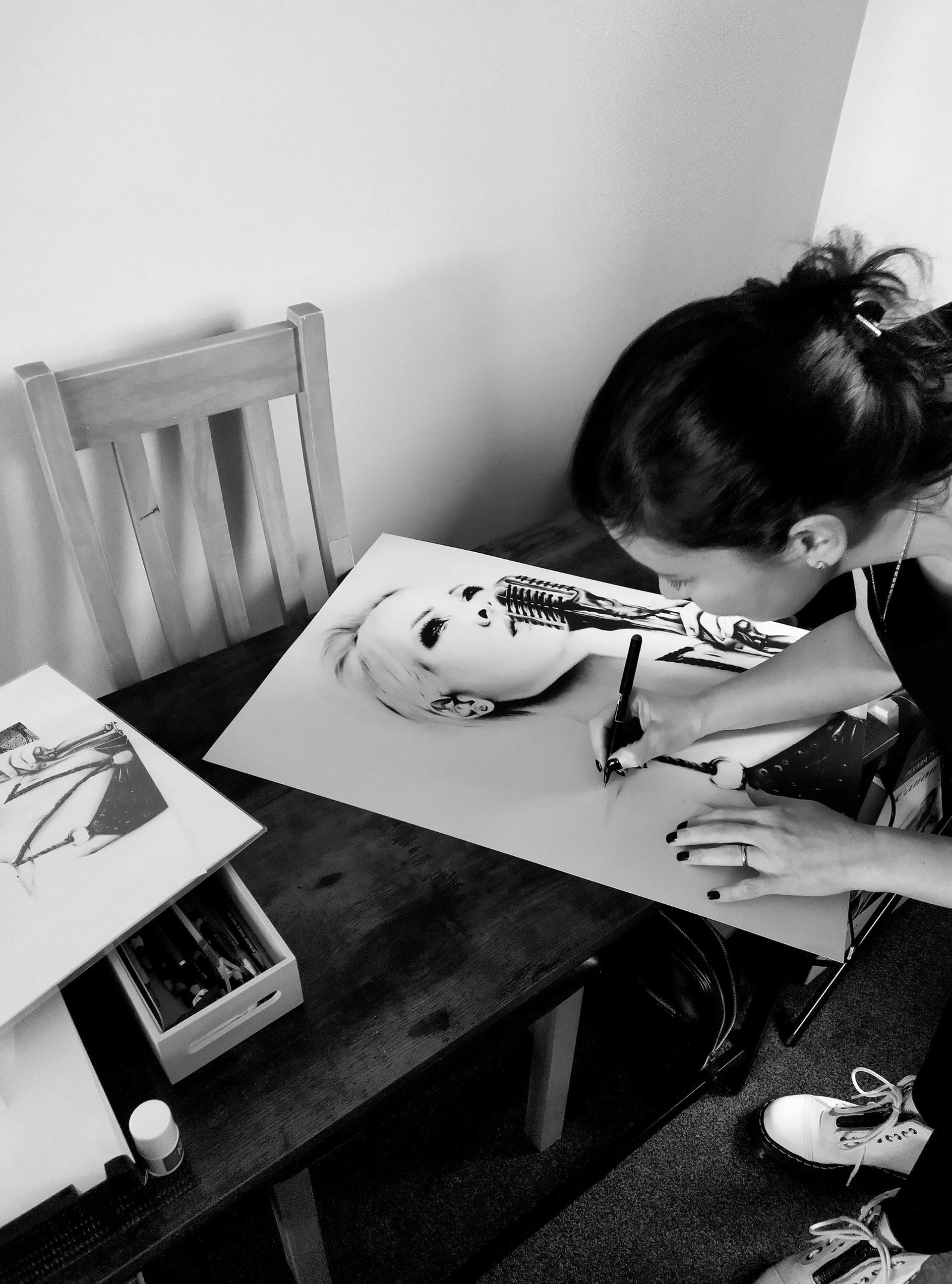 gray computer monitor