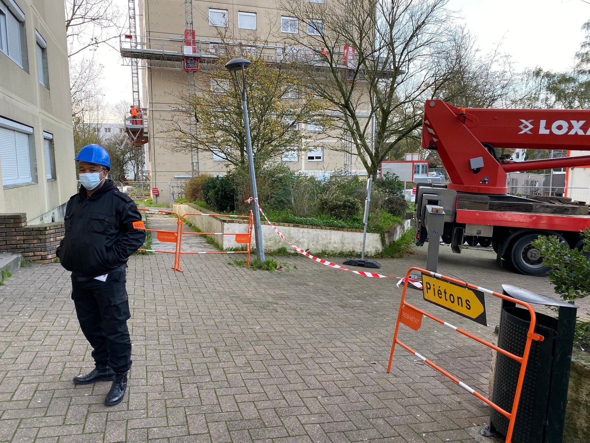 gray computer monitor