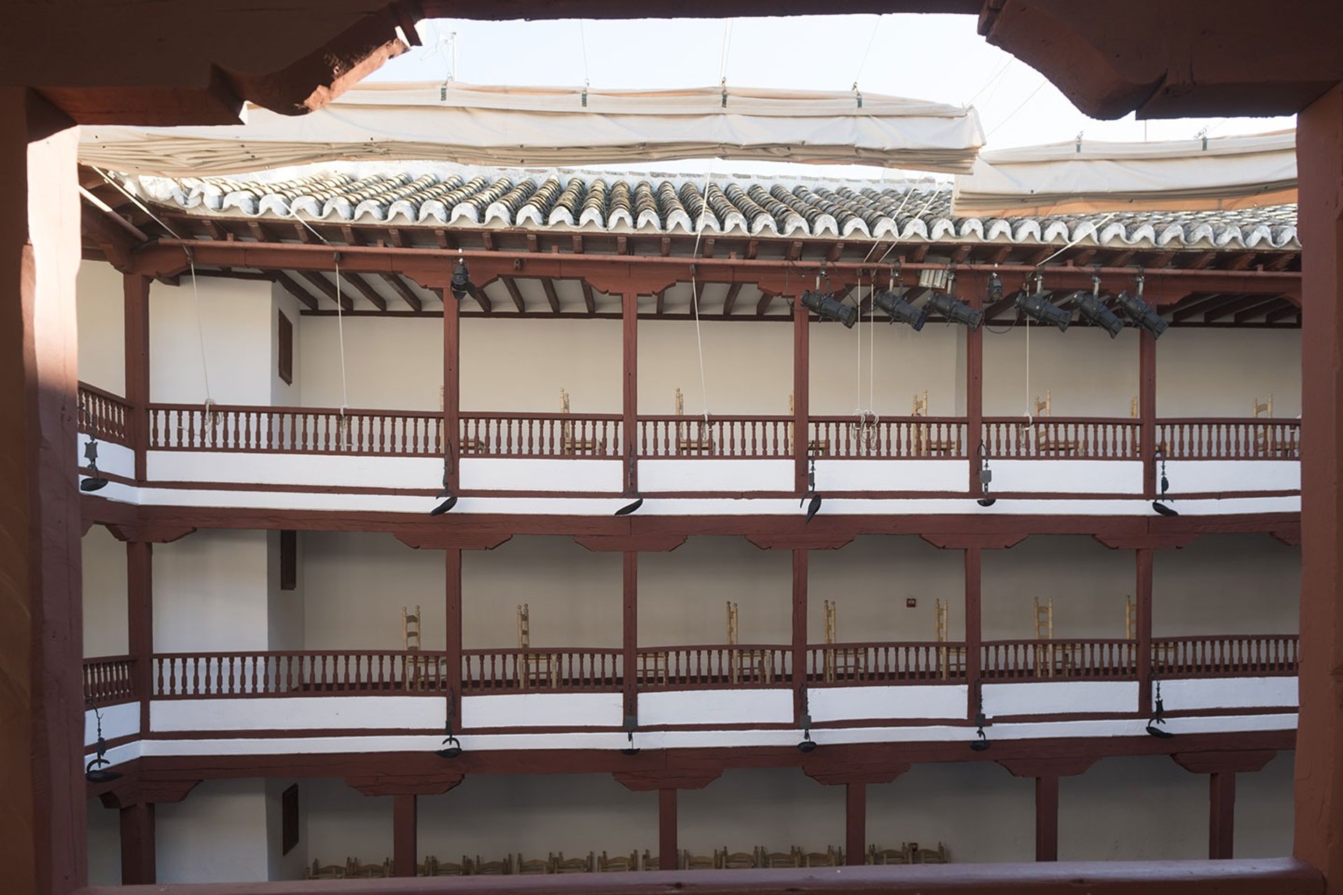 black and white bed linen