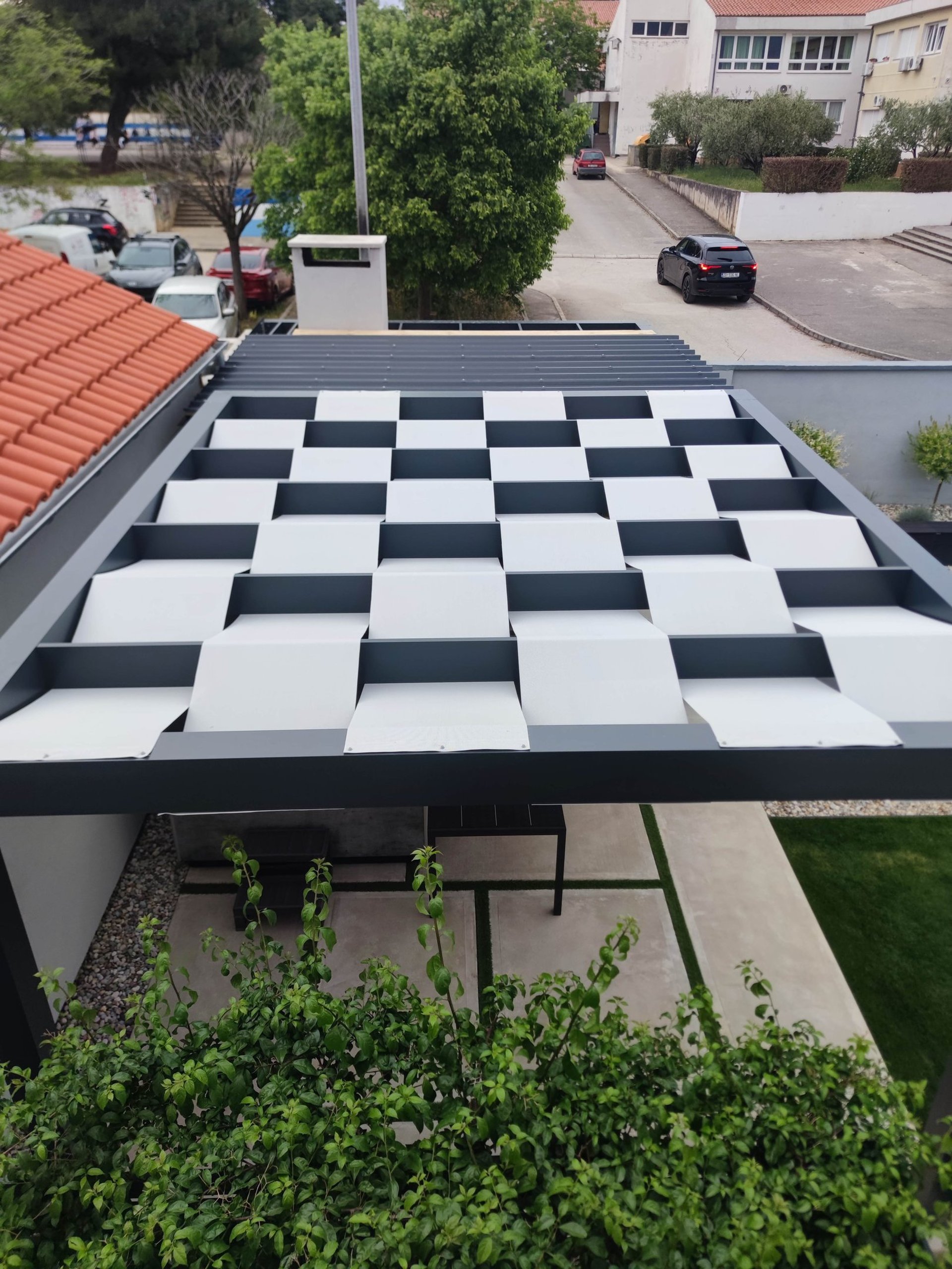 pogled na pergolu i tkaninu koja je cini prozracnom odozgor