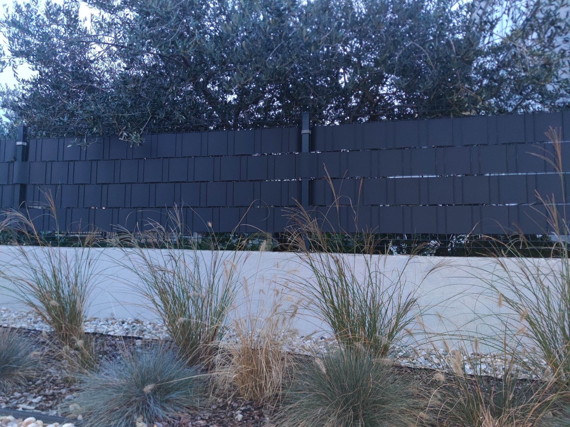 zicana ograda u travi sa zastitom od pogleda