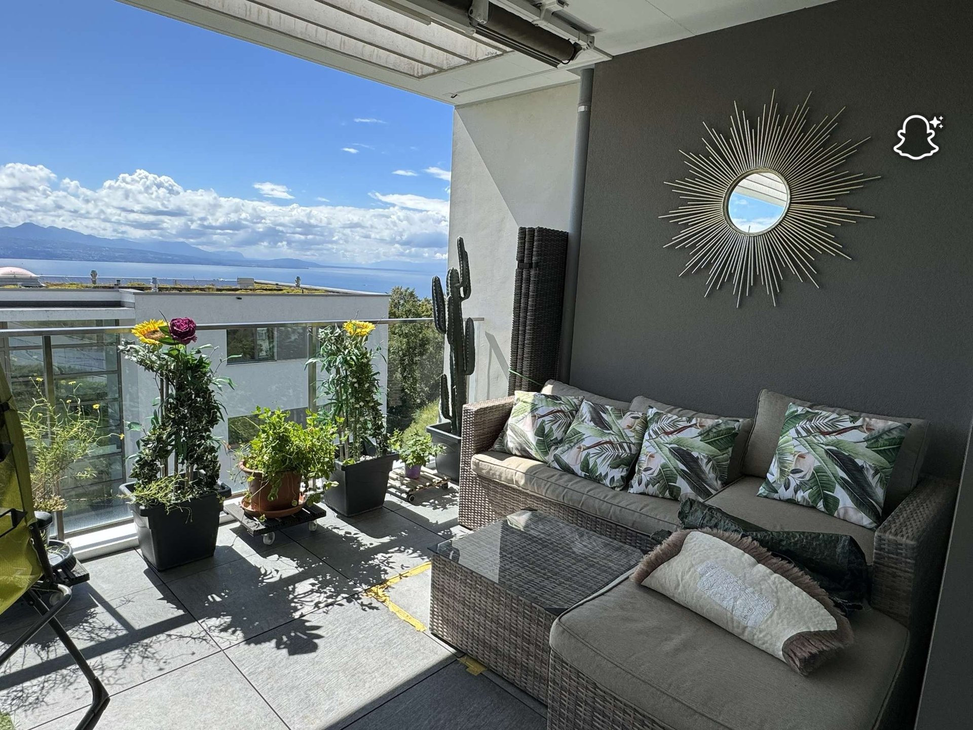 gray computer monitor