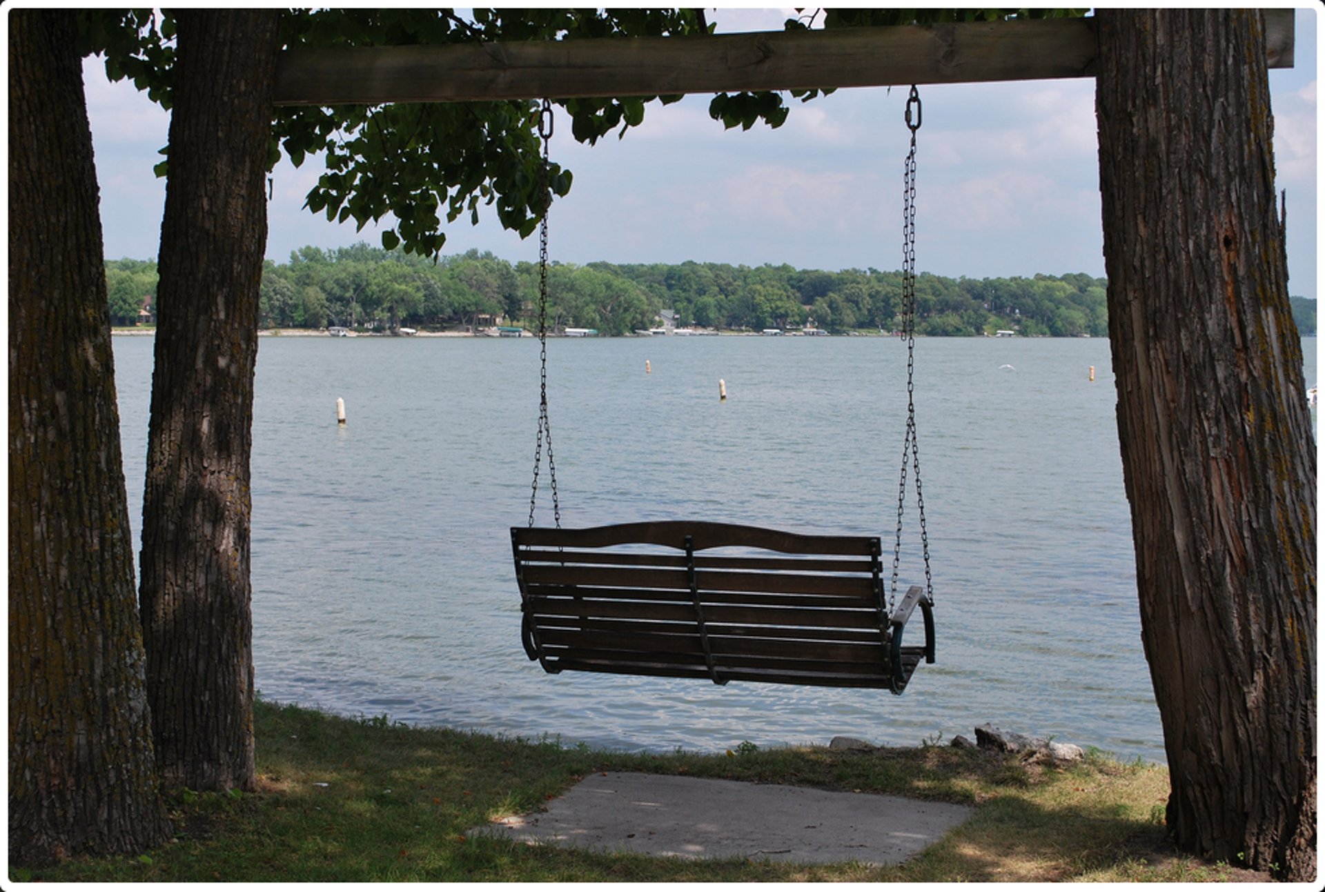 gray computer monitor