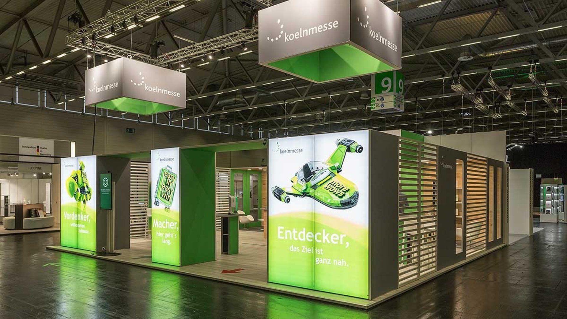 gray computer monitor