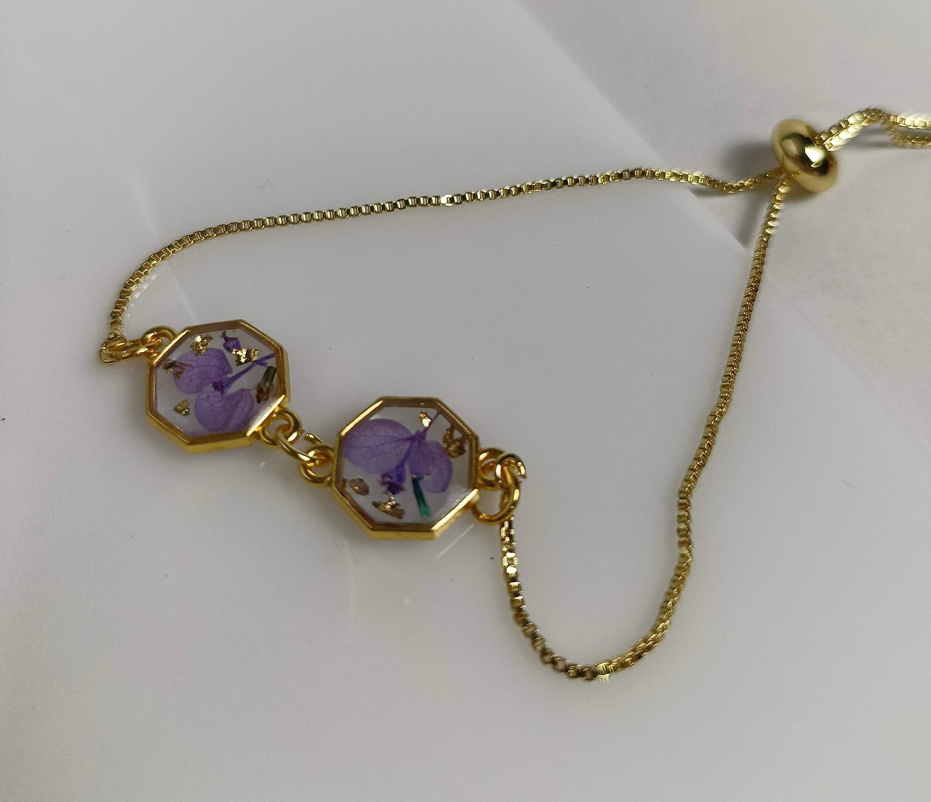 gelang resin dengan bunga kering didalamnya