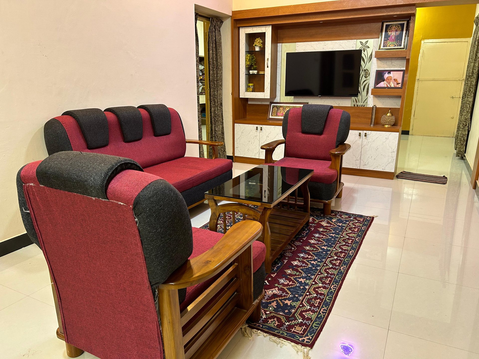 gray computer monitor