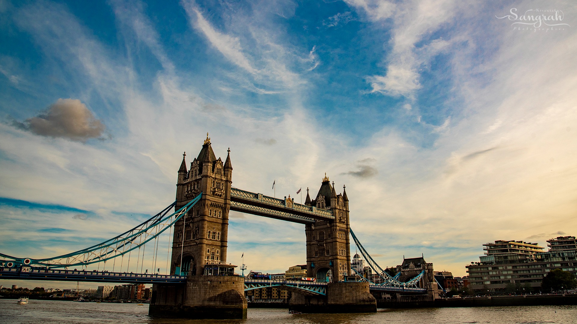 gray computer monitor