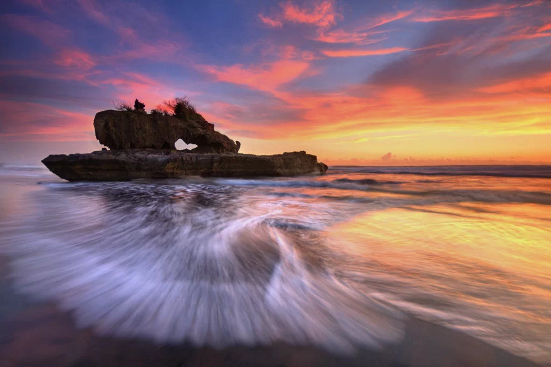 gray computer monitor