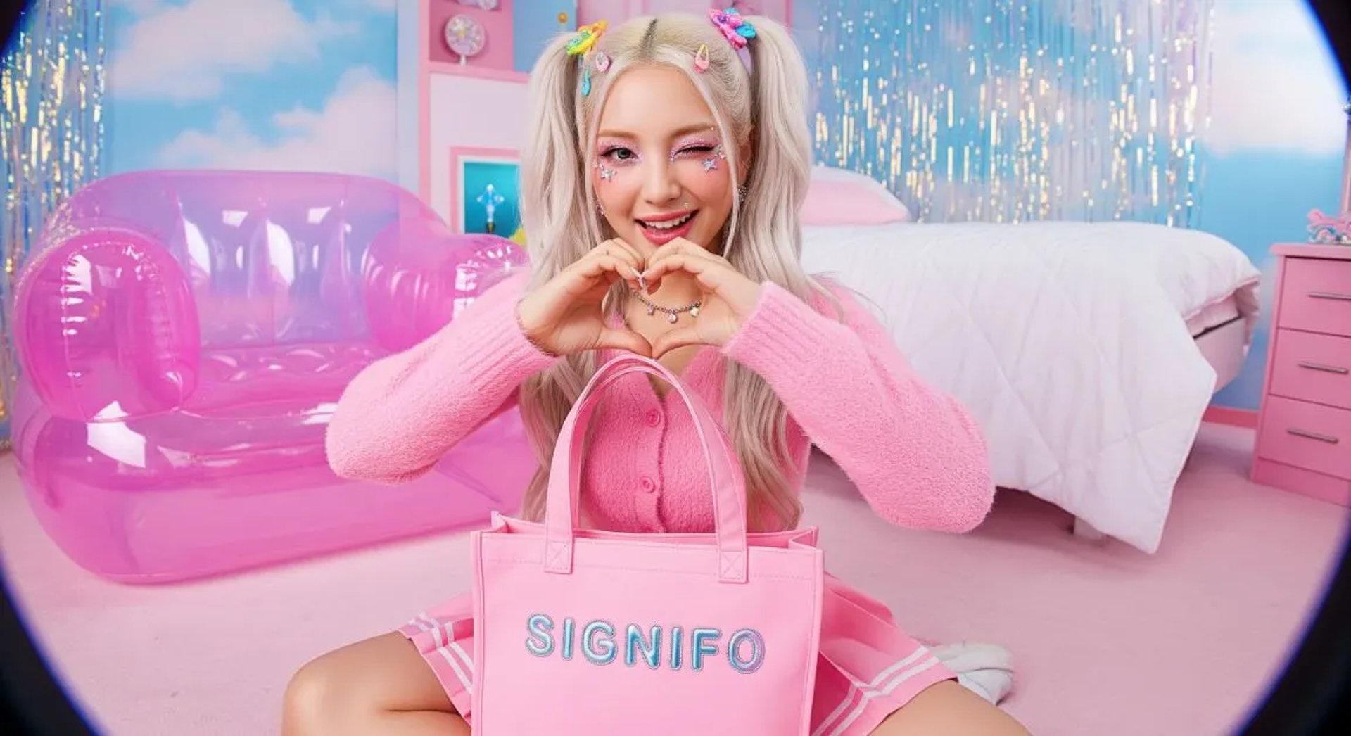 Model wanita dengan tote bag dari kain kanvas polyester SIGNIFO warna Pink.