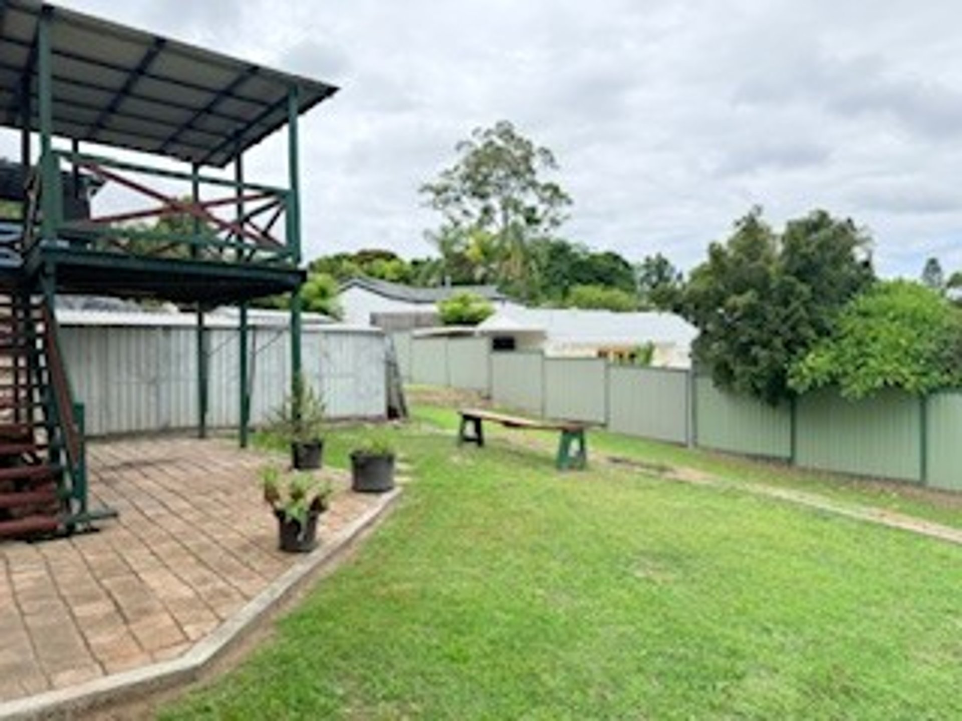 gray computer monitor