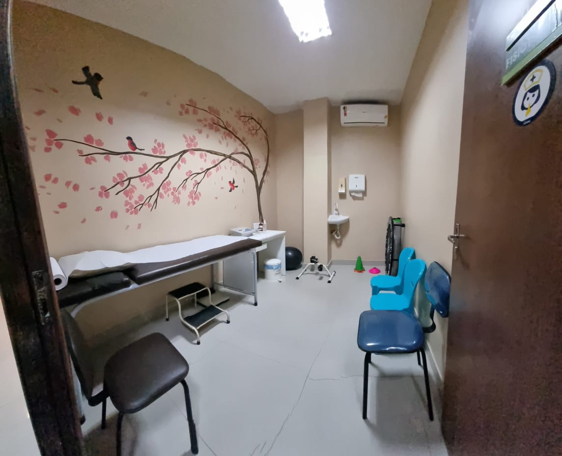 gray computer monitor