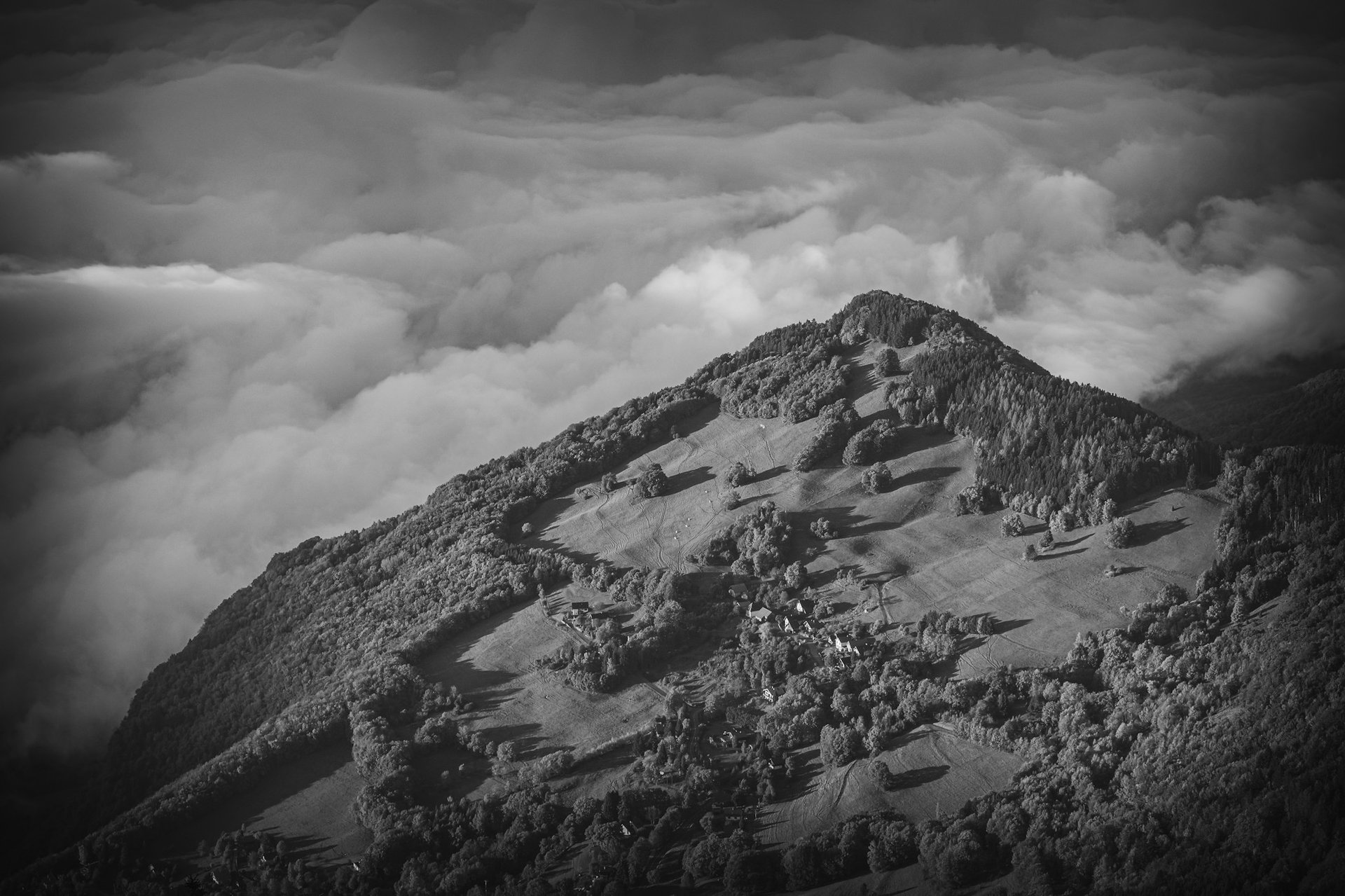 Photo paysage de montagne avec une mer de nuage, en noir et blanc