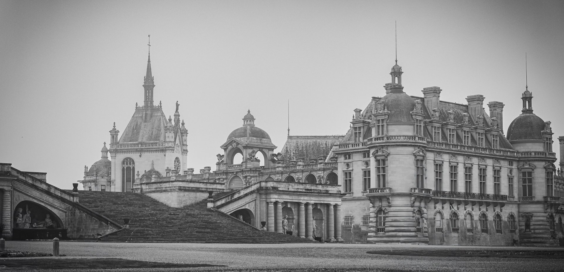 Chateau de Chantilly en noir et blanc, France