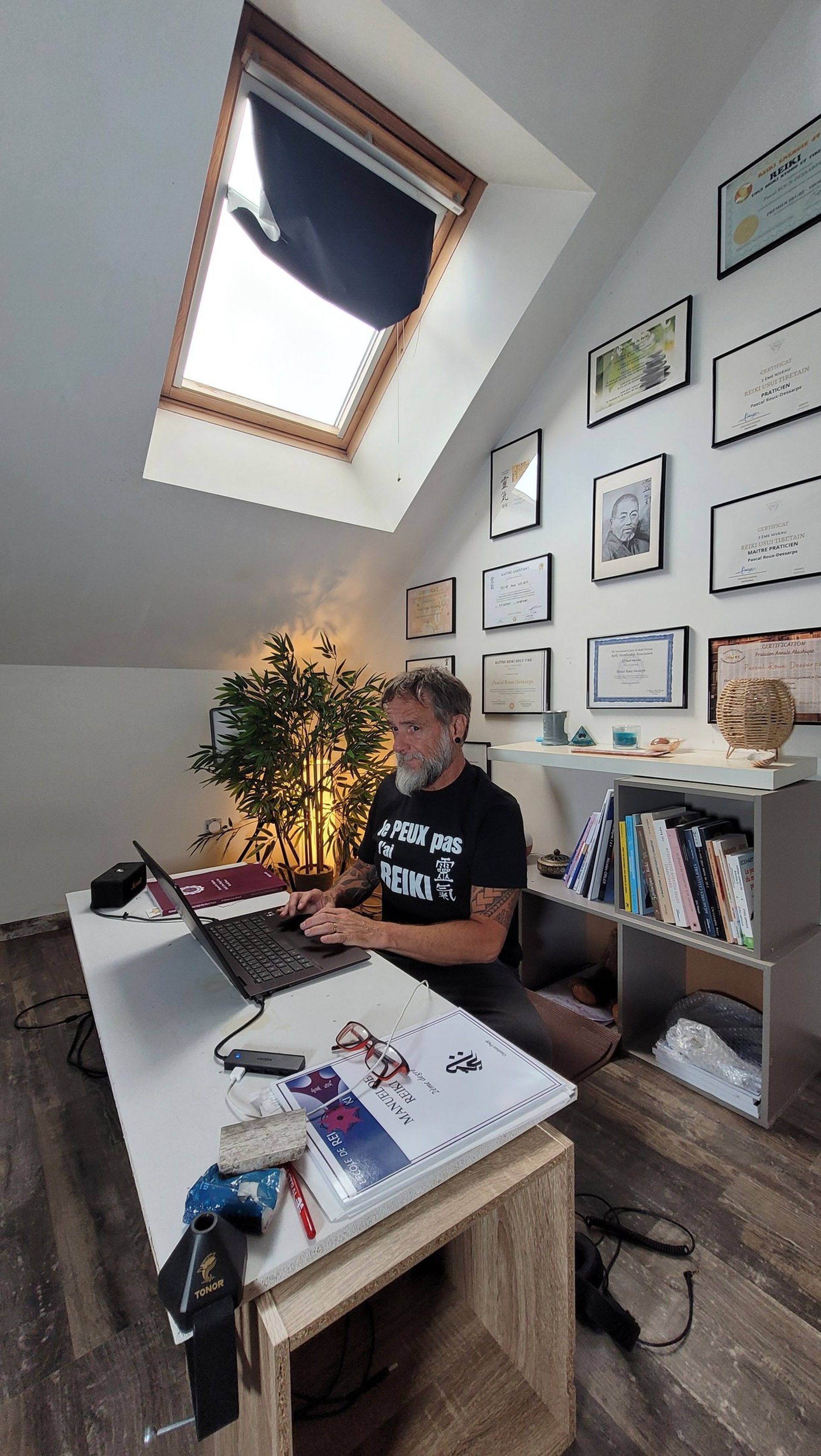 black and white bed linen