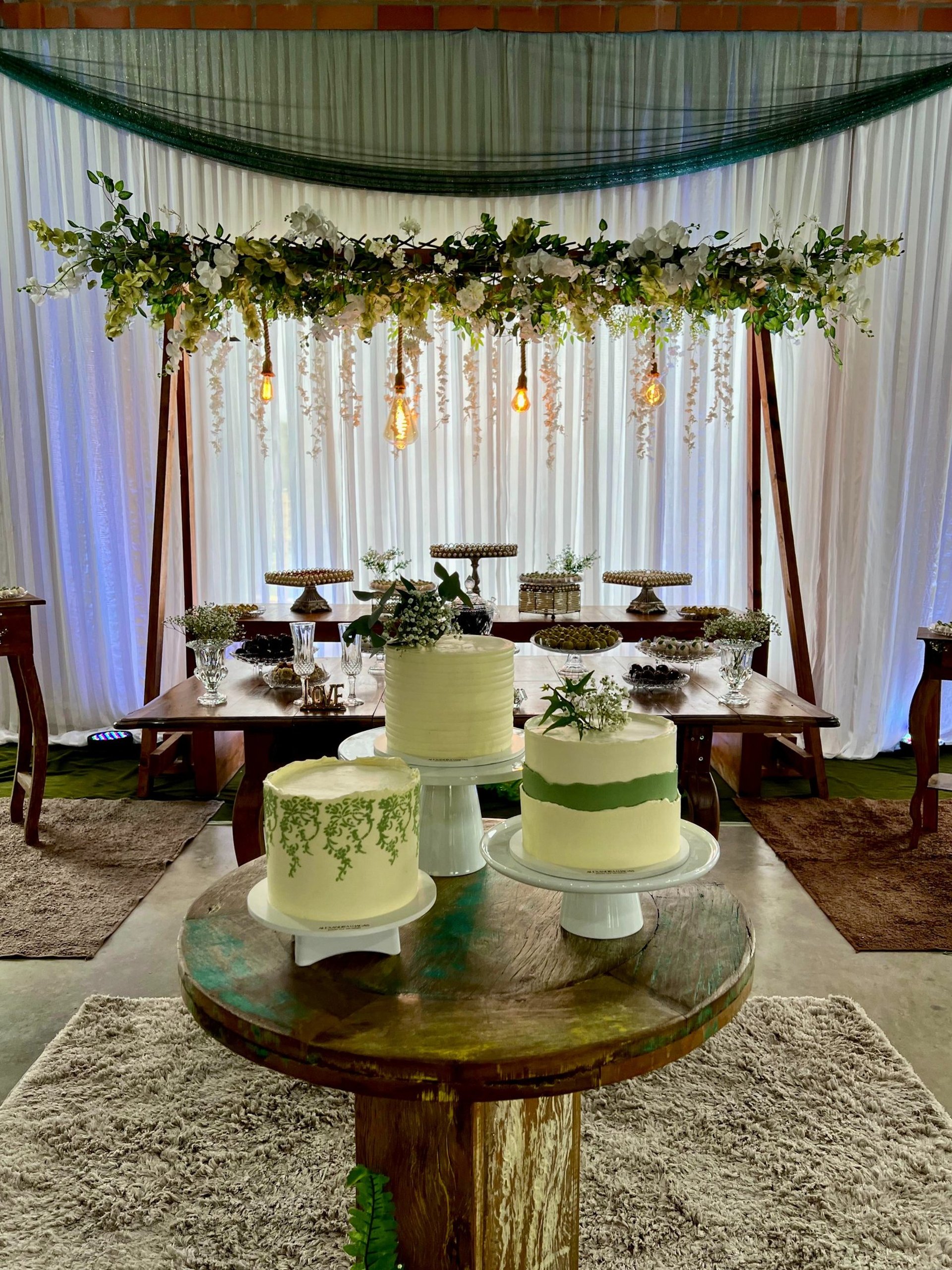 gray computer monitor