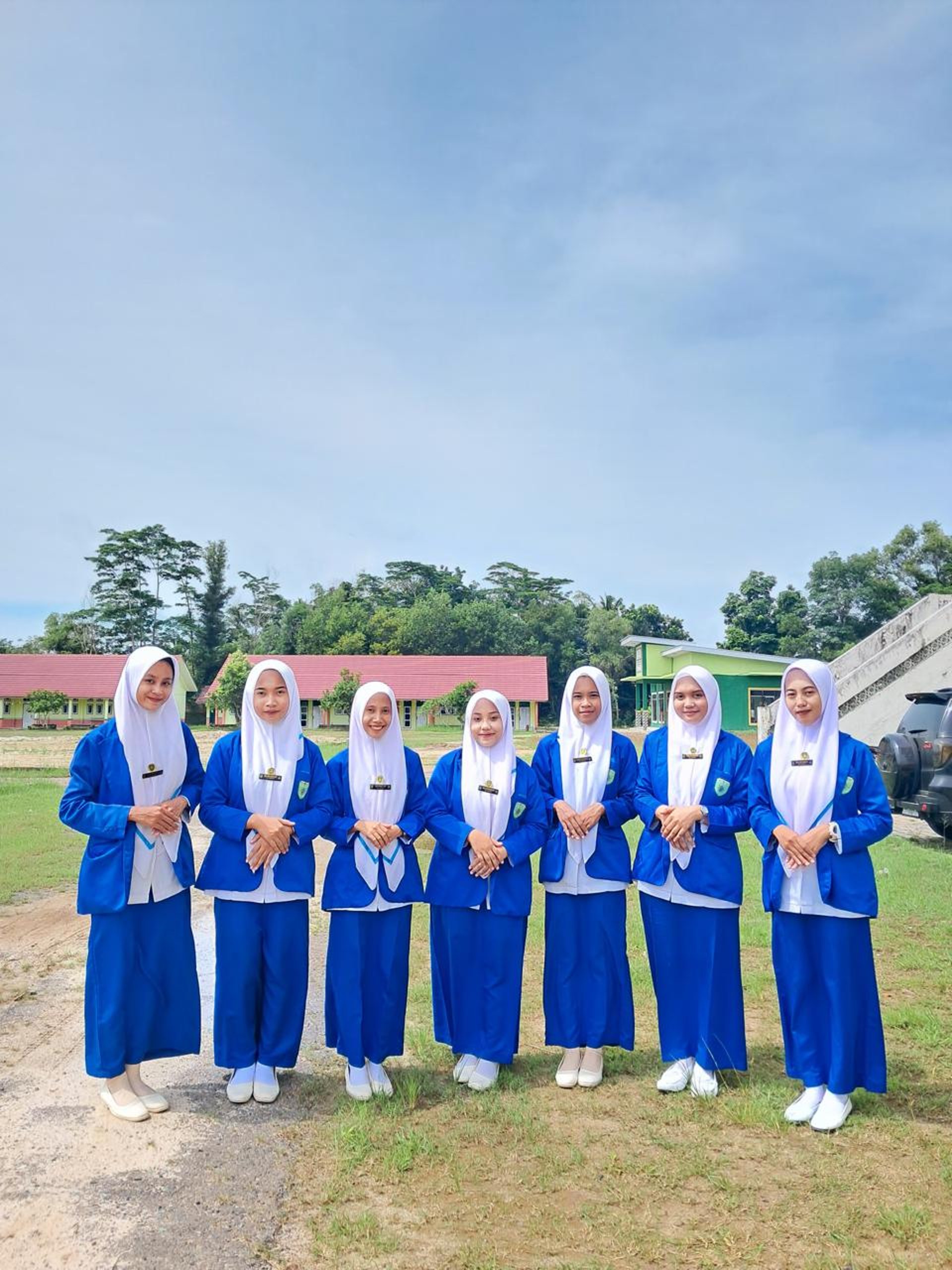 gray computer monitor