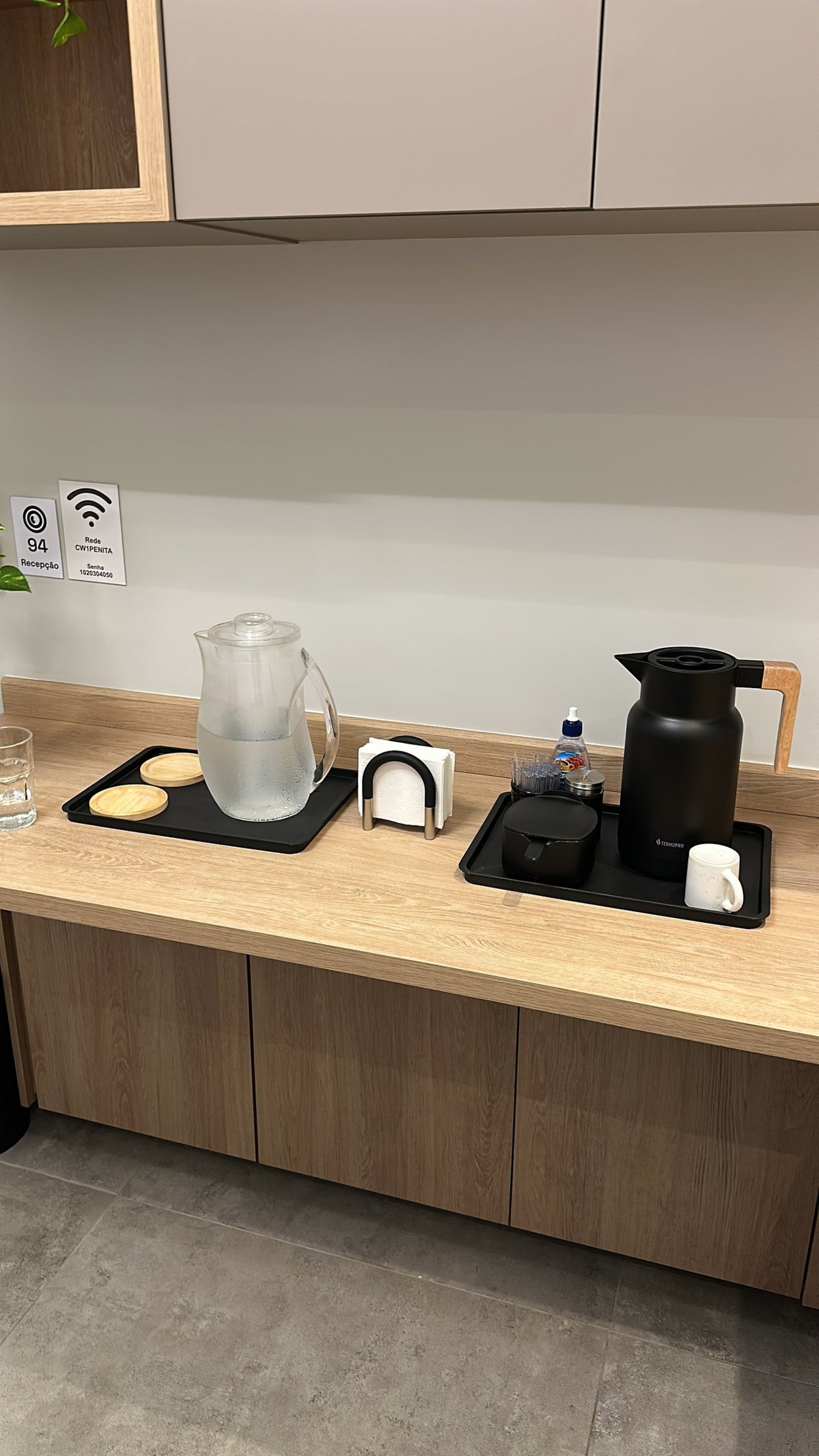 gray computer monitor