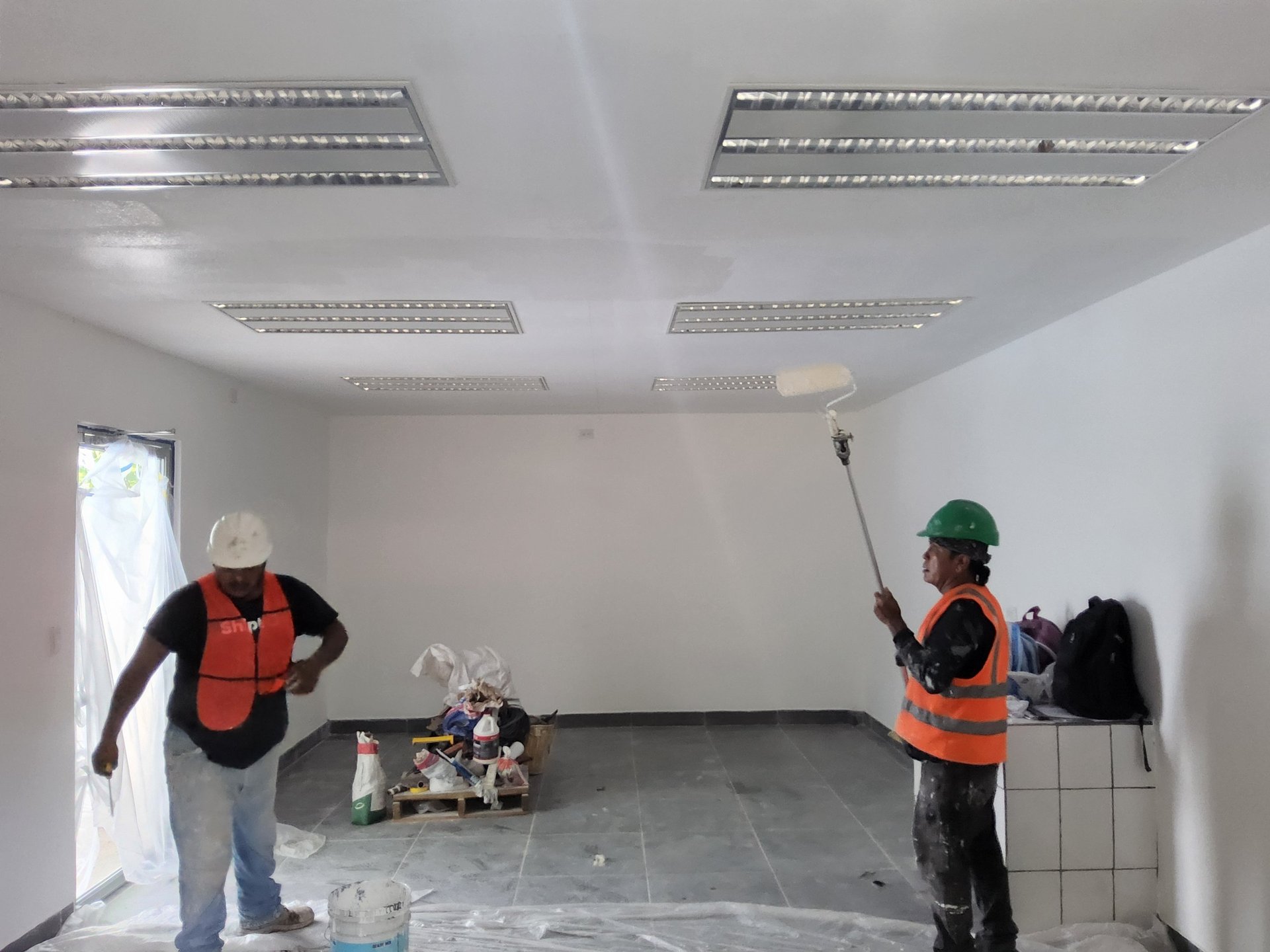 gray computer monitor