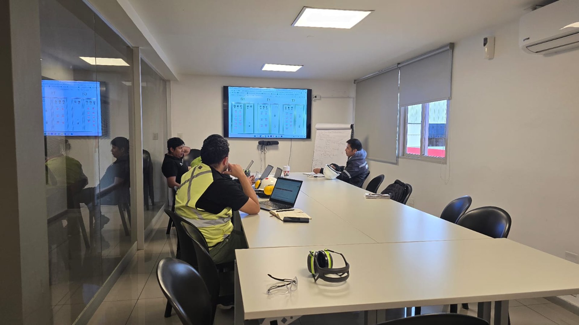 gray computer monitor