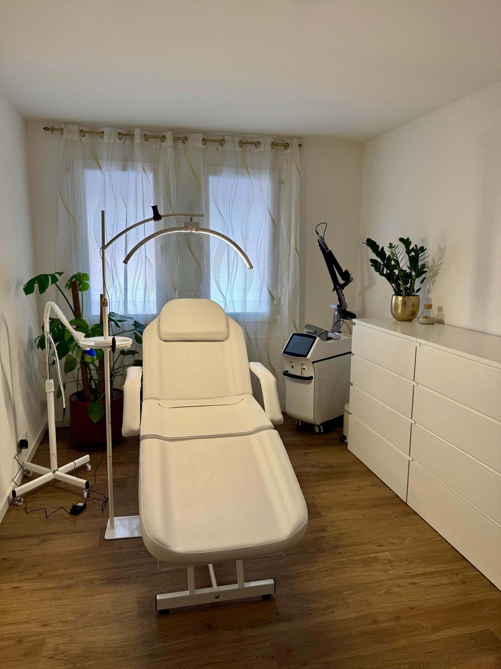 black and white bed linen