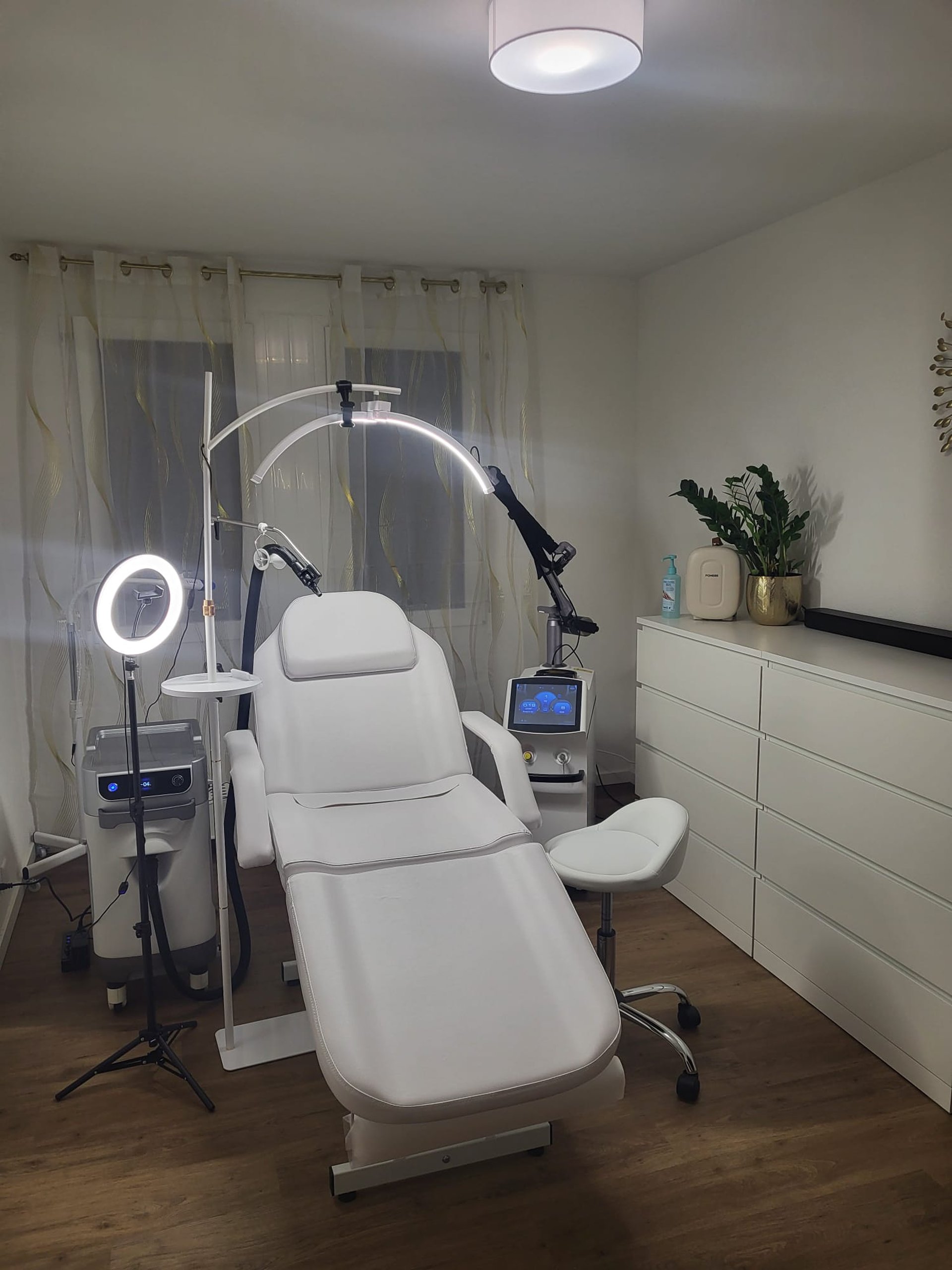 black and white bed linen